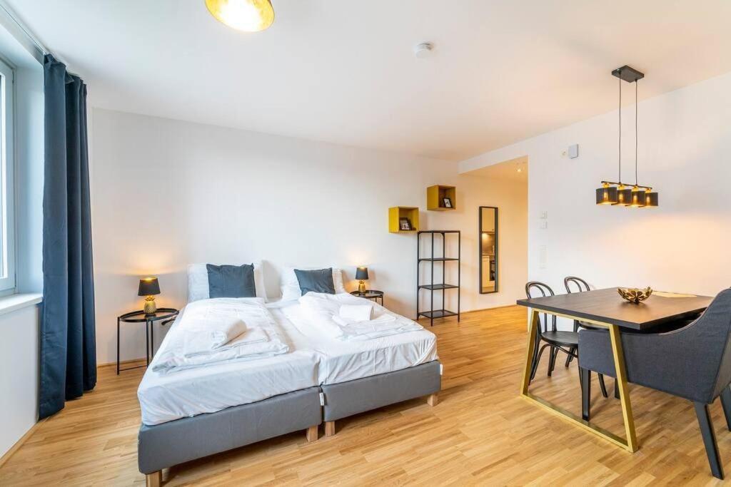 Apartment At Station I 3 Minutes To Shopping Street I High Speed Wifi *