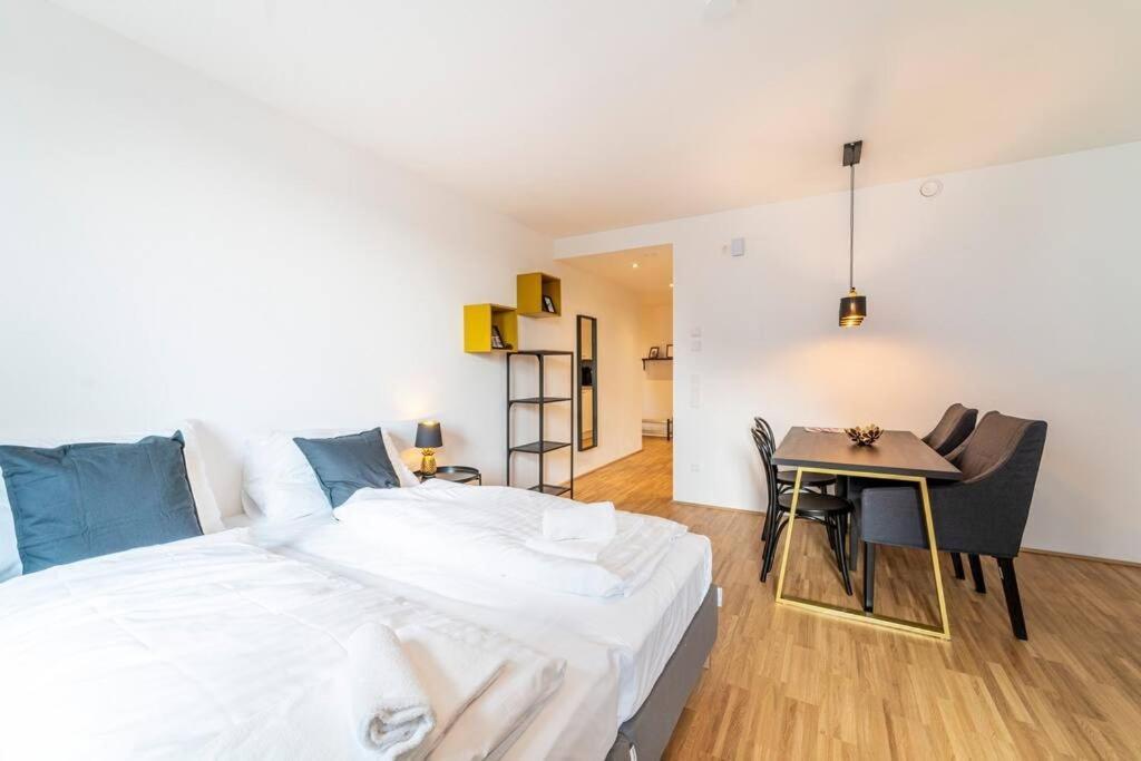 At Station I 3 Minutes To Shopping Street I High Speed Wifi Apartment Vienna