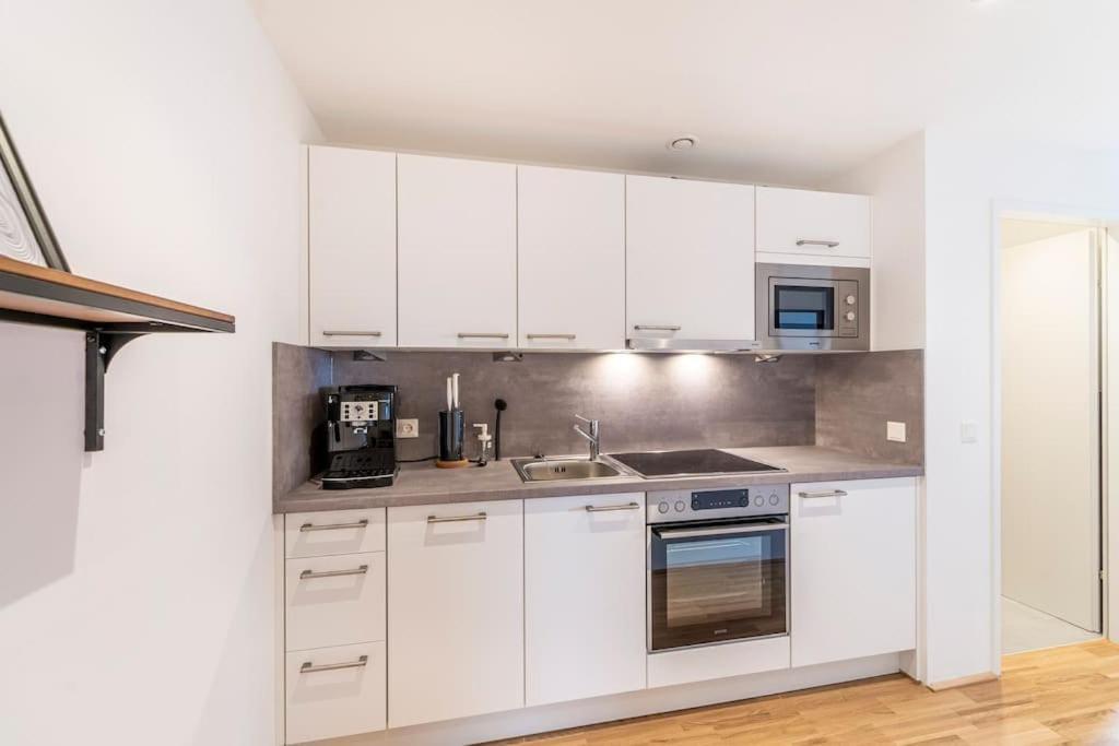 At Station I 3 Minutes To Shopping Street I High Speed Wifi Apartment