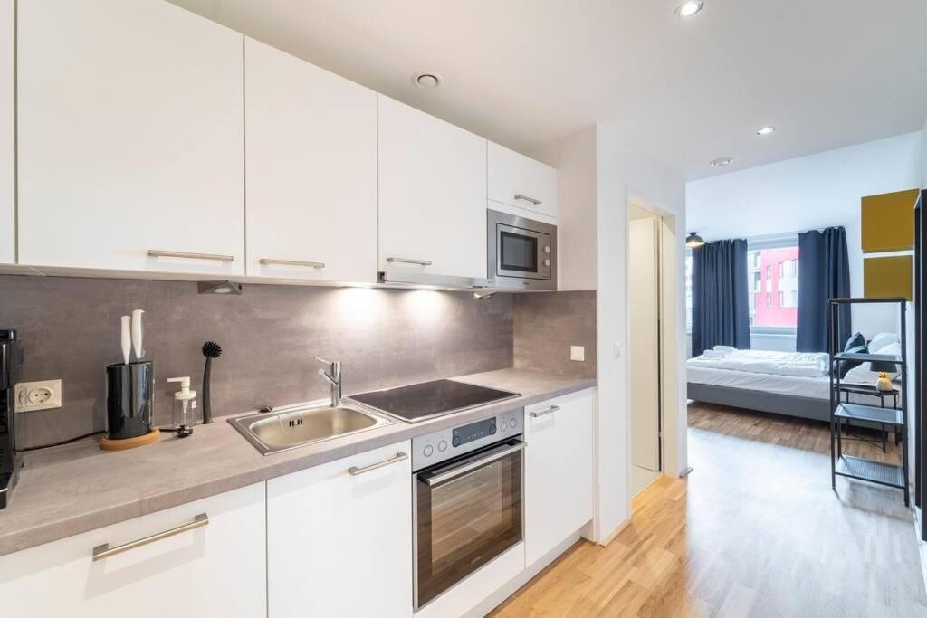 At Station I 3 Minutes To Shopping Street I High Speed Wifi Apartment Vienna