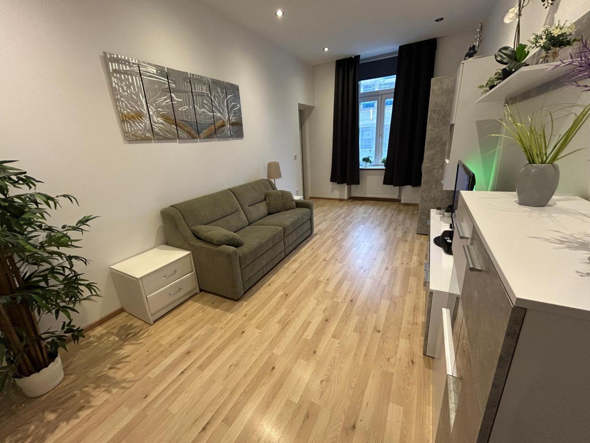 Schoene, Helle In Stadtnaehe * Vienna