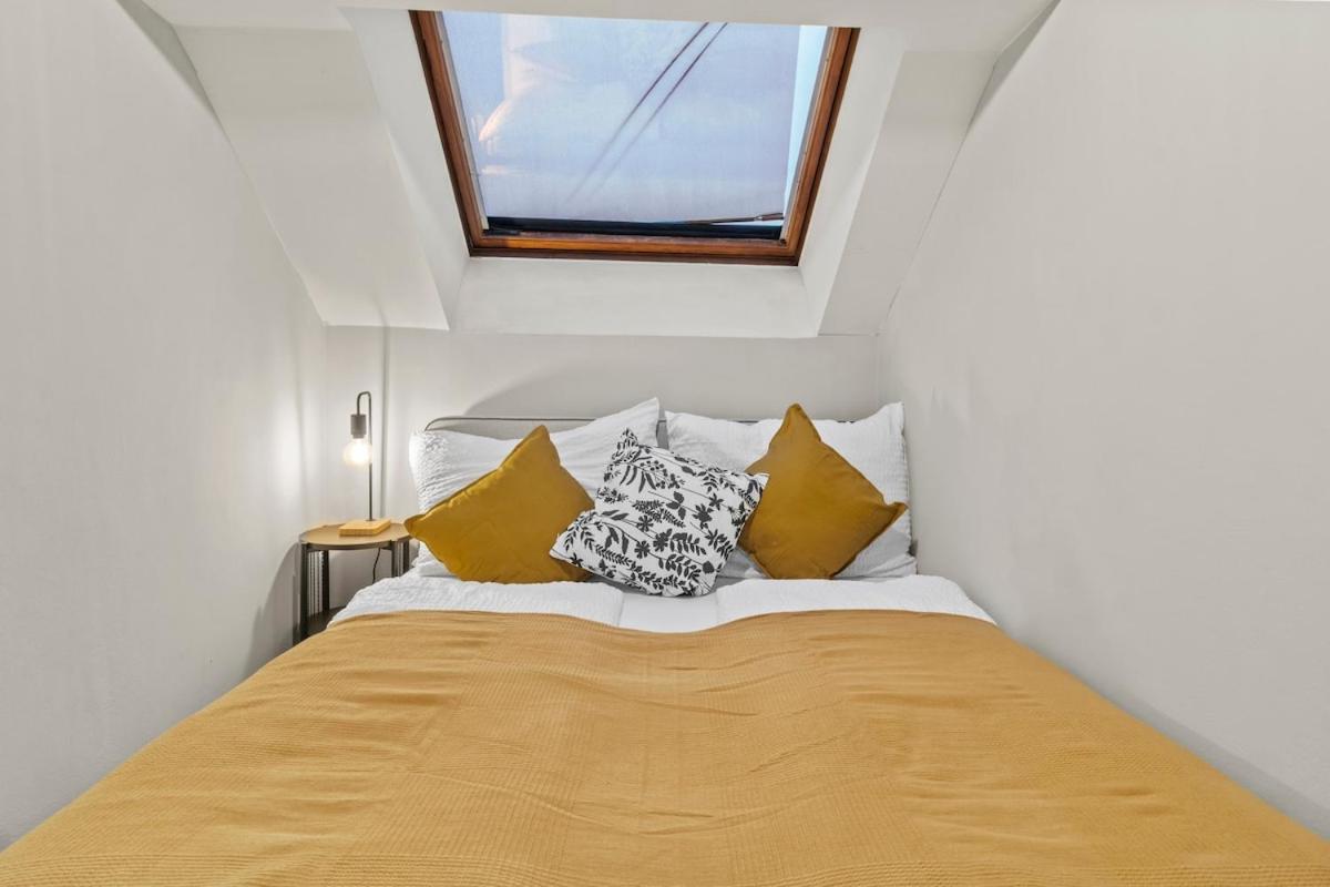 Apartment Spacious Next To Shopping Mall With Balcony