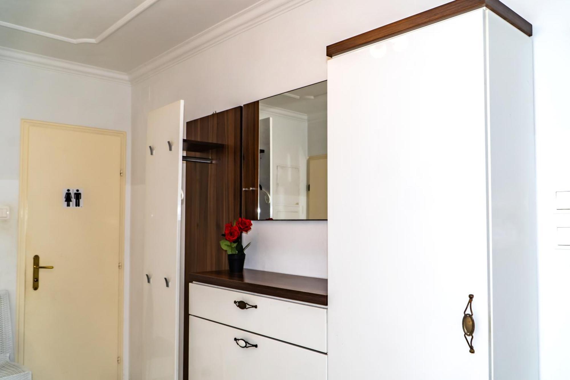 Spacious 5 Minutes To Wiener Stadthalle Homestay