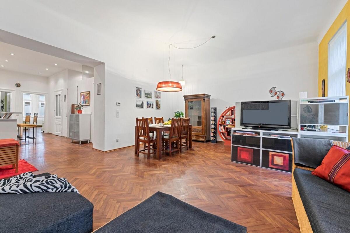 2 Bedroom Vintage Apartment, Garden, Near Schoenbrunn Apartment Vienna