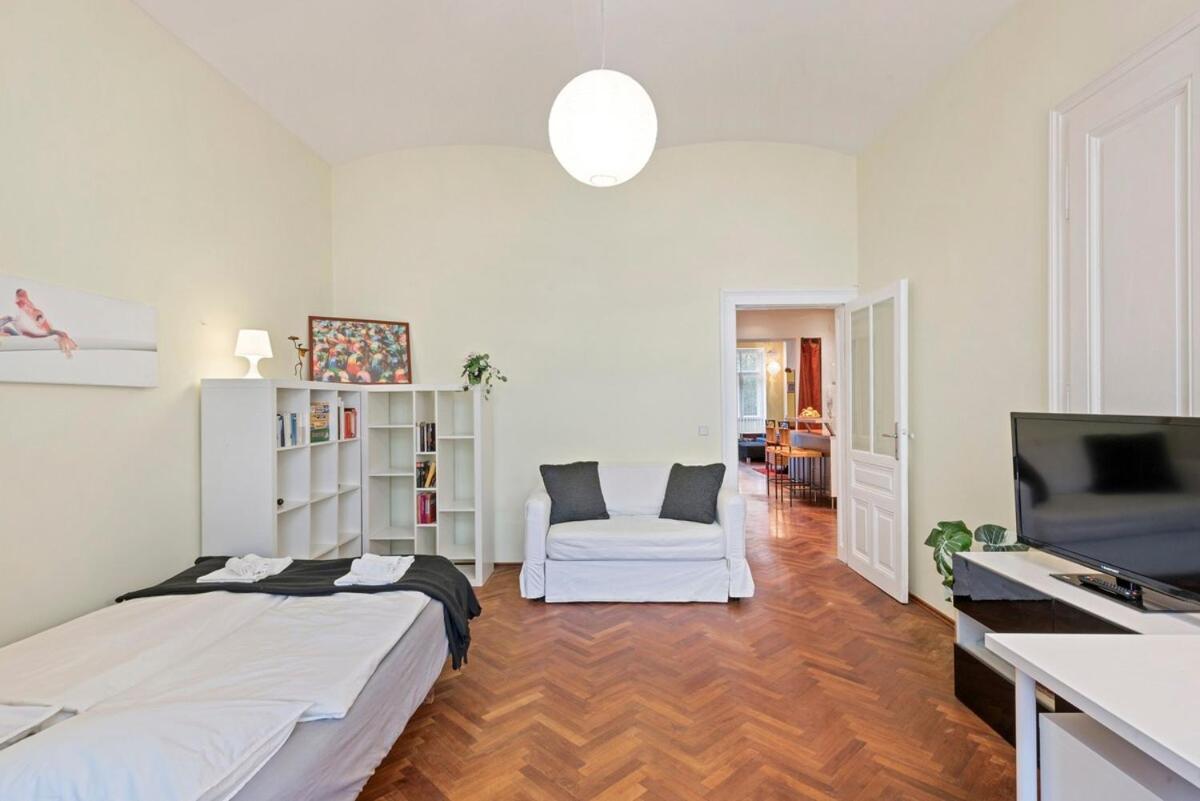 2 Bedroom Vintage Apartment, Garden, Near Schoenbrunn Vienna