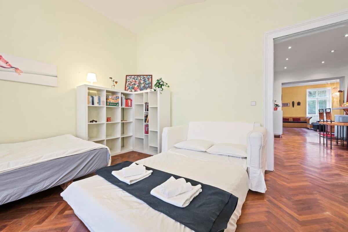 2 Bedroom Vintage Apartment, Garden, Near Schoenbrunn Vienna