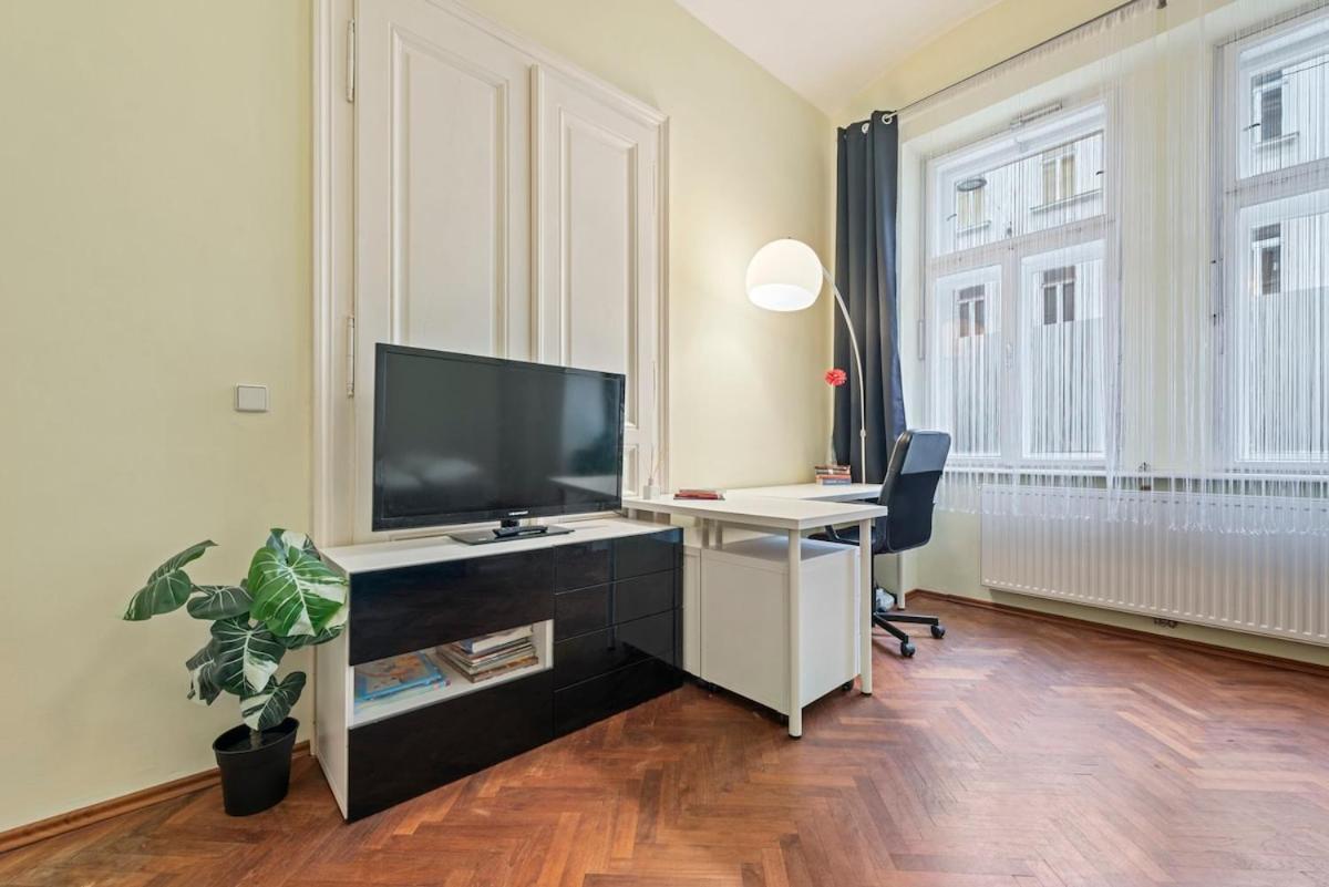 2 Bedroom Vintage Apartment, Garden, Near Schoenbrunn * Vienna