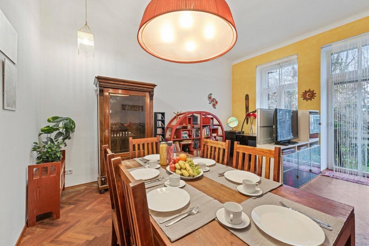 2 Bedroom Vintage Apartment, Garden, Near Schoenbrunn Apartment Vienna