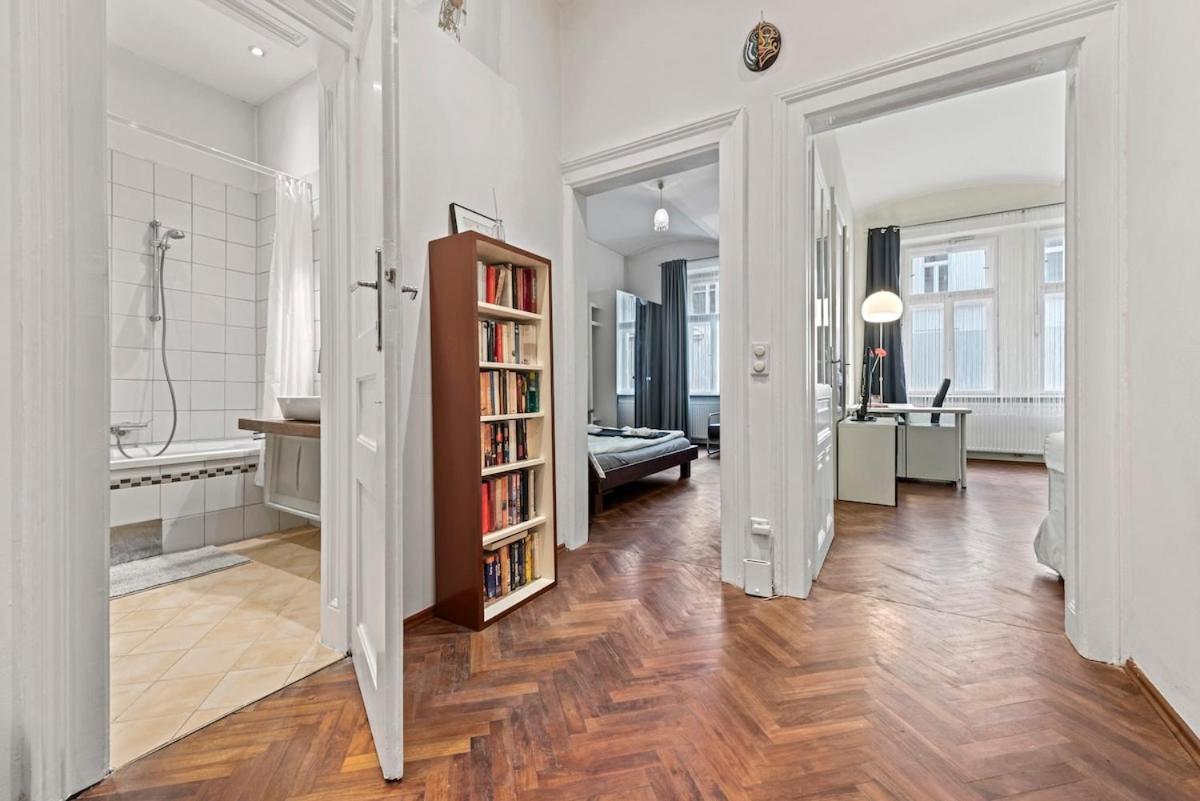 Apartment 2 Bedroom Vintage Apartment, Garden, Near Schoenbrunn Vienna
