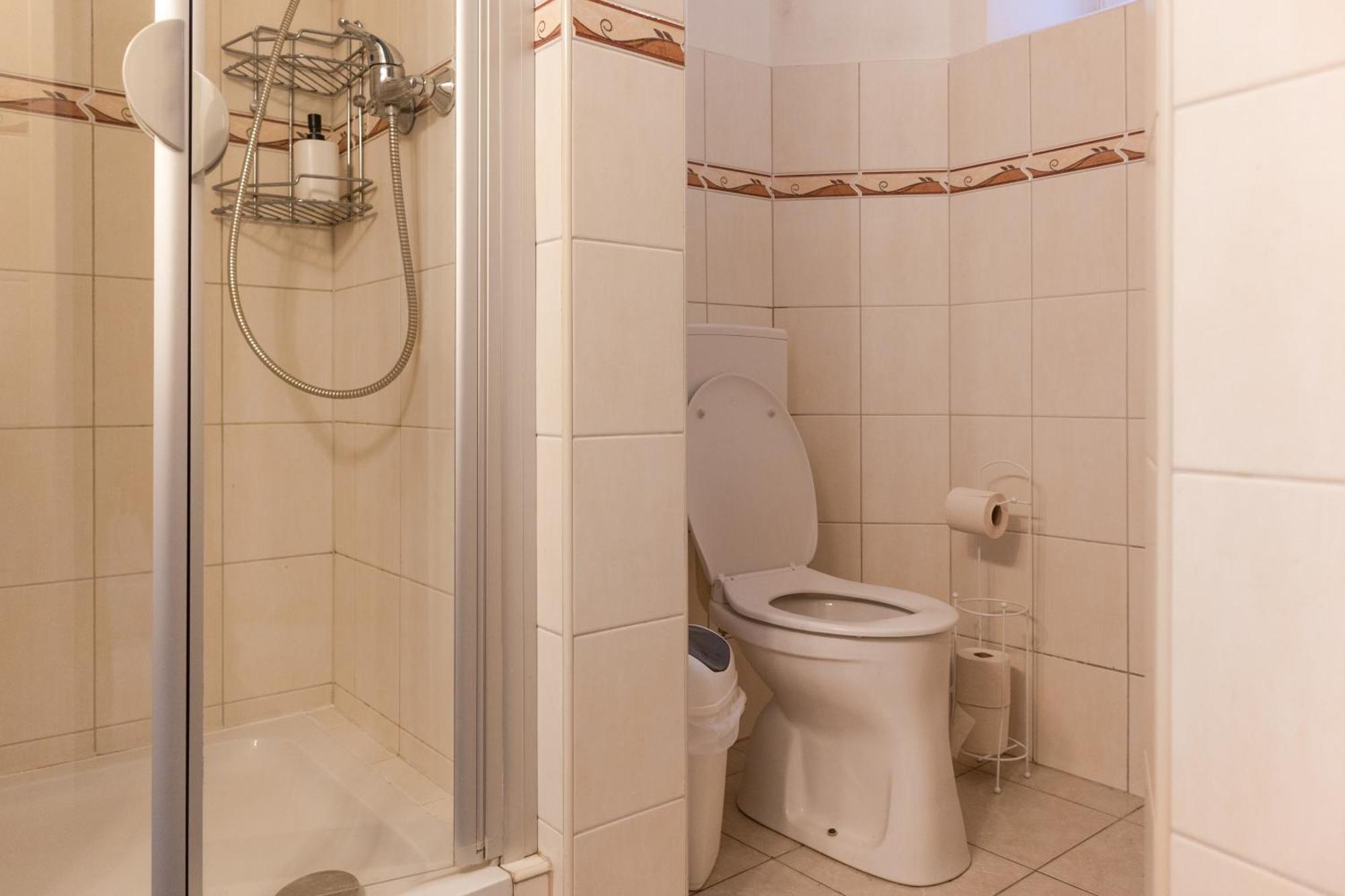 Simple In Shared For Longstays, Very Location Apartment