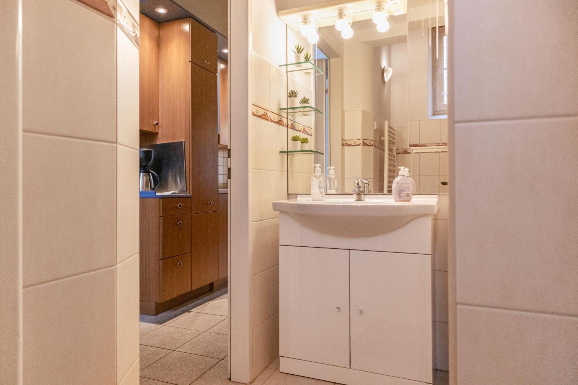 Apartment Simple In Shared For Longstays, Very Location