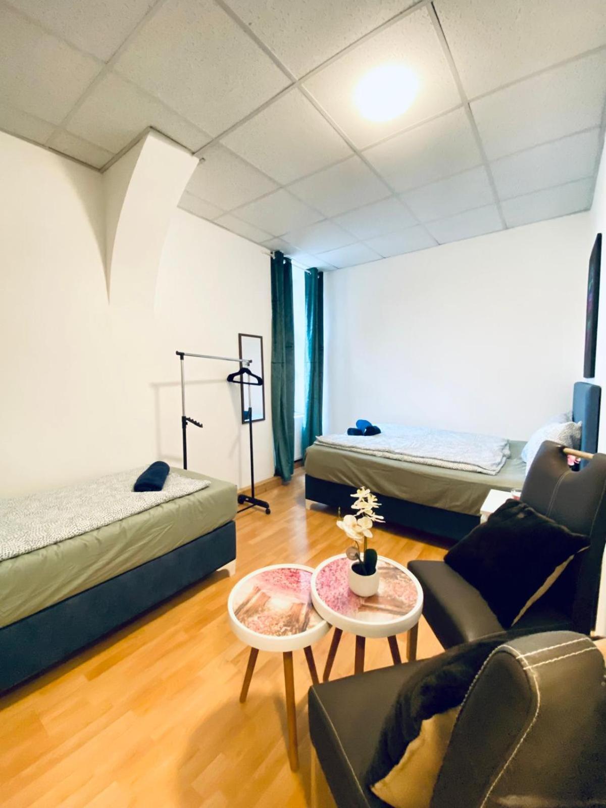 Apartment Bright & Spacious 3br With Direct Access *
