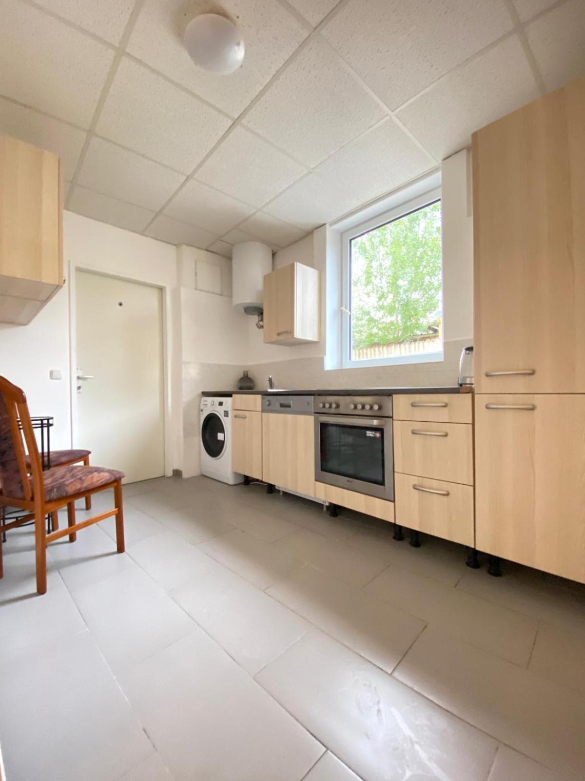Apartment Bright & Spacious 3br With Direct Access *