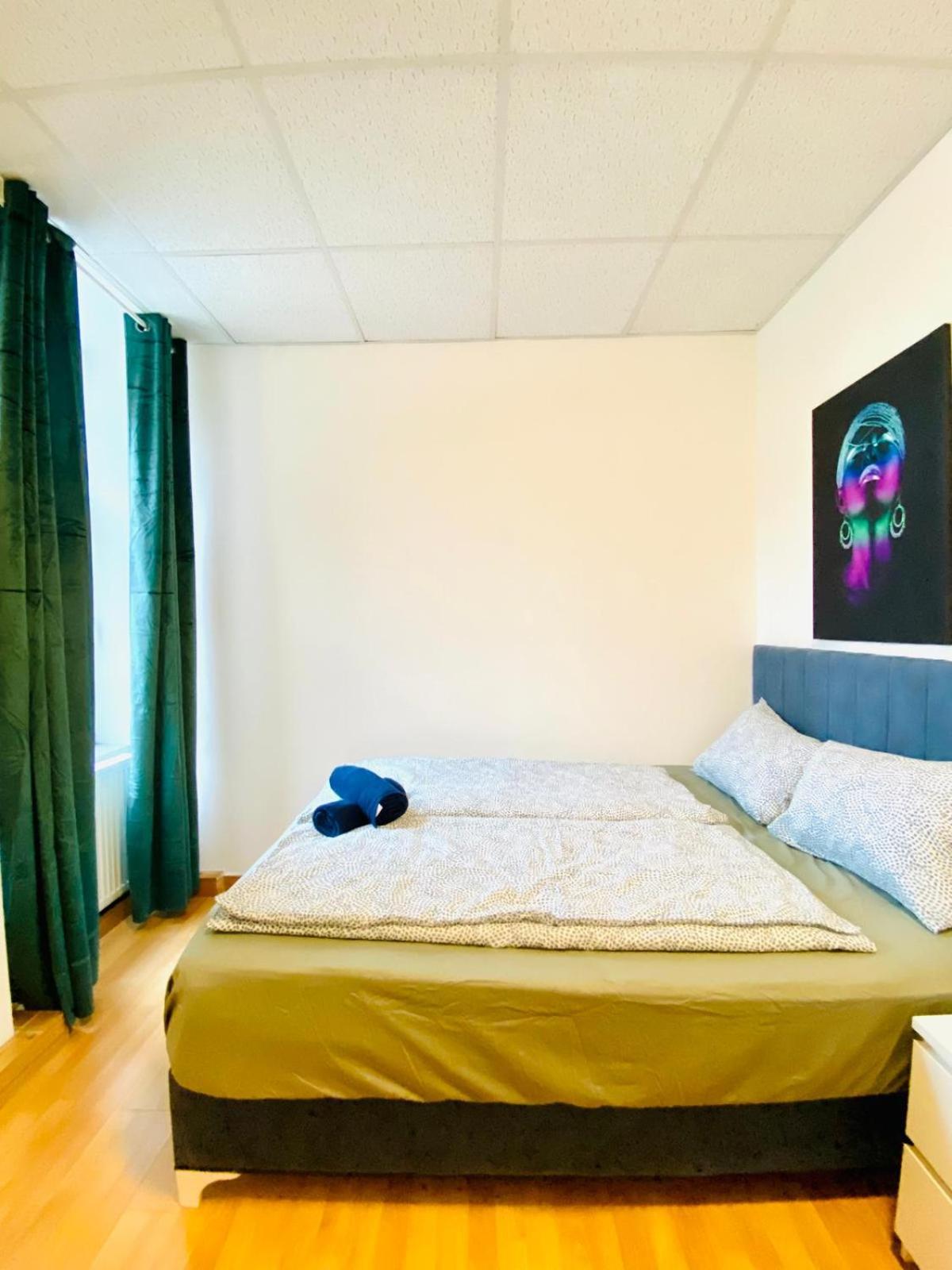 Bright & Spacious 3br With Direct Access *
