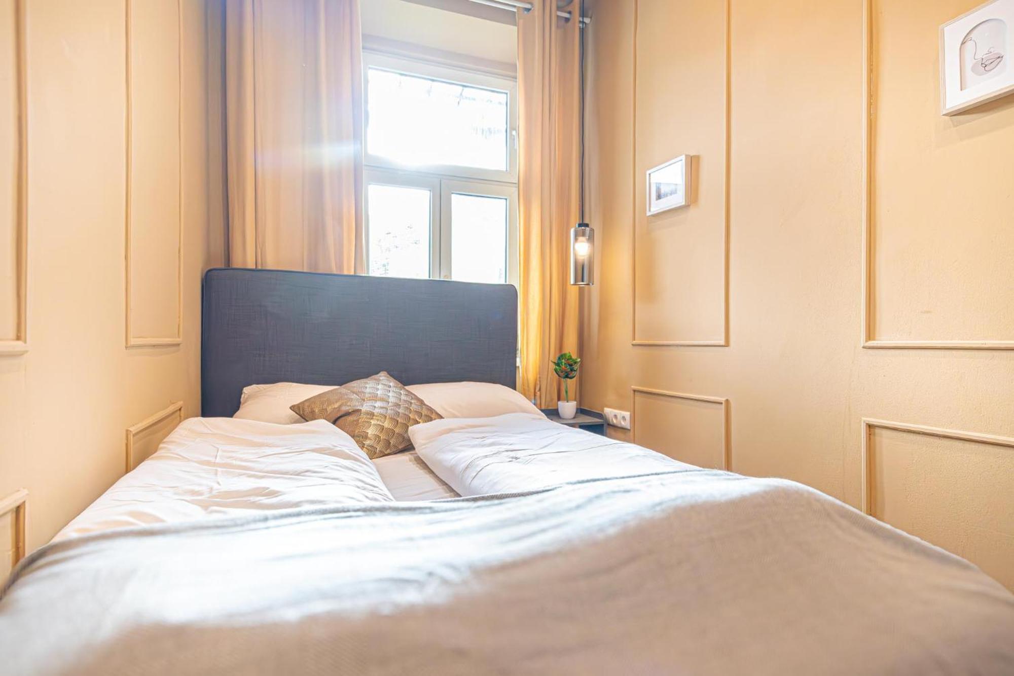 4br Shared Apt, Centrally Located In *