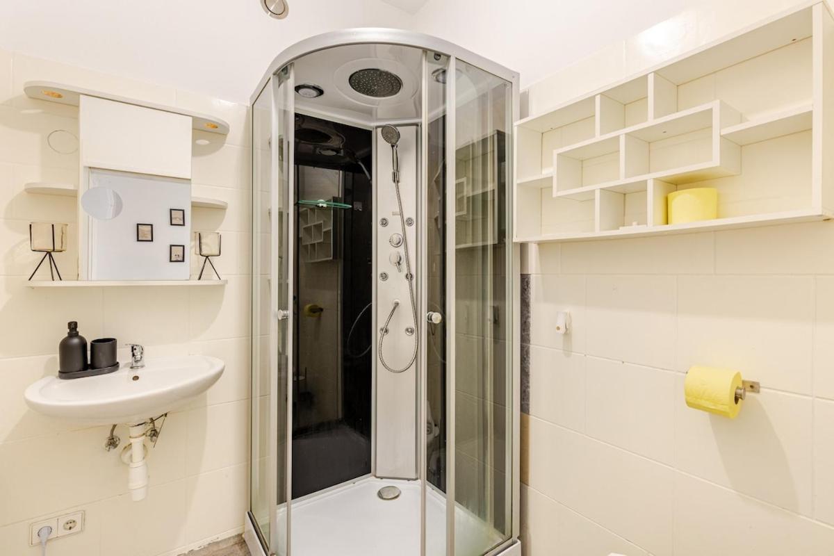 In Quiet Location Near Center Apartment