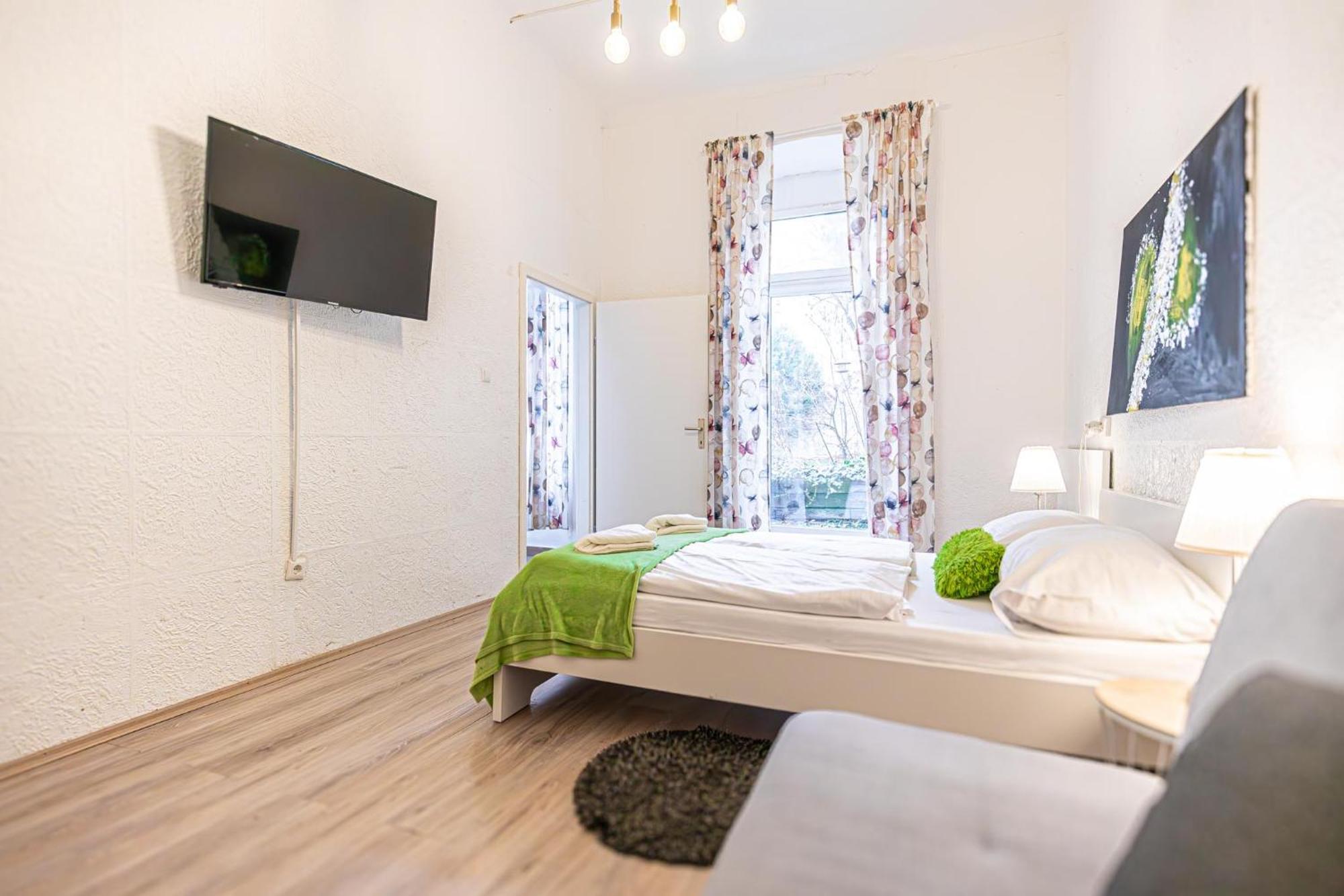 Apartment Simple W Full Kitchen Wiener Stadthalle *