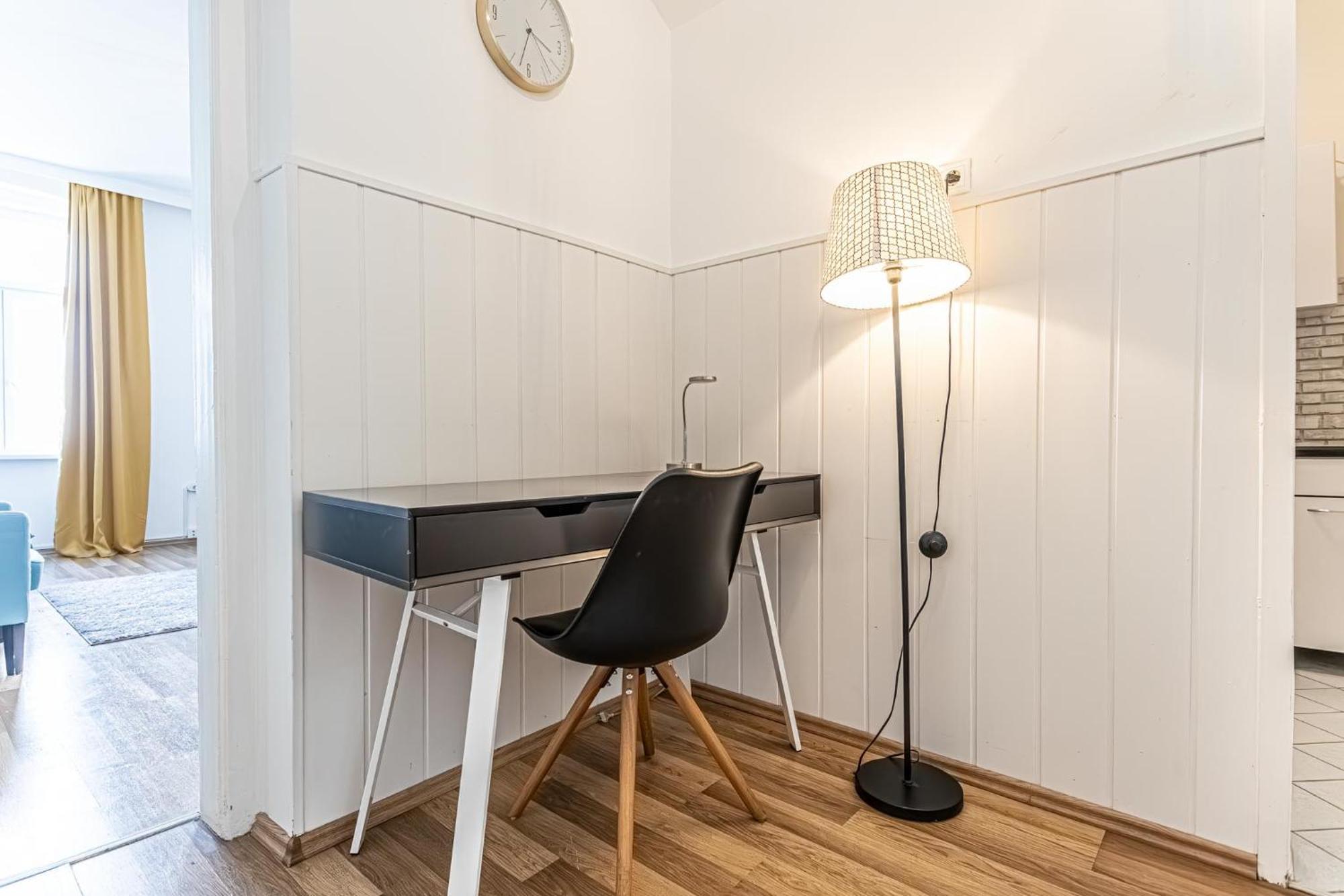 Explore Vienna: 1br Retreat Near Westbahnhof Apartment *