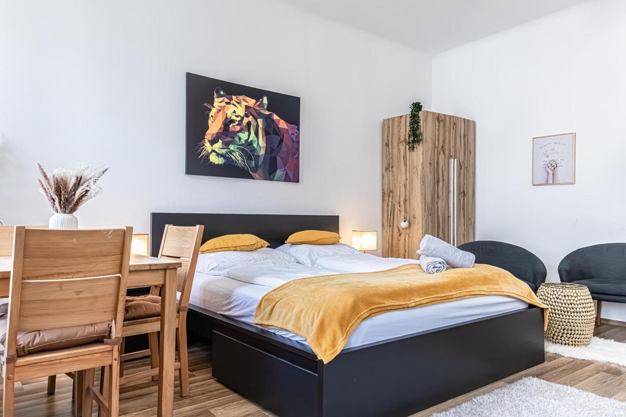 Explore Vienna: 1br Retreat Near Westbahnhof Apartment *