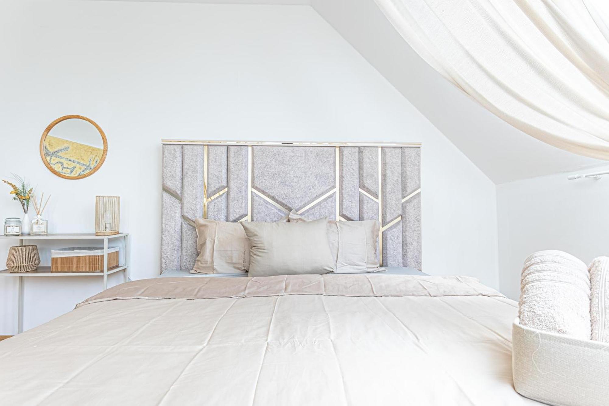Luxury 3br And1 Lr In The Heart Of Apartment *