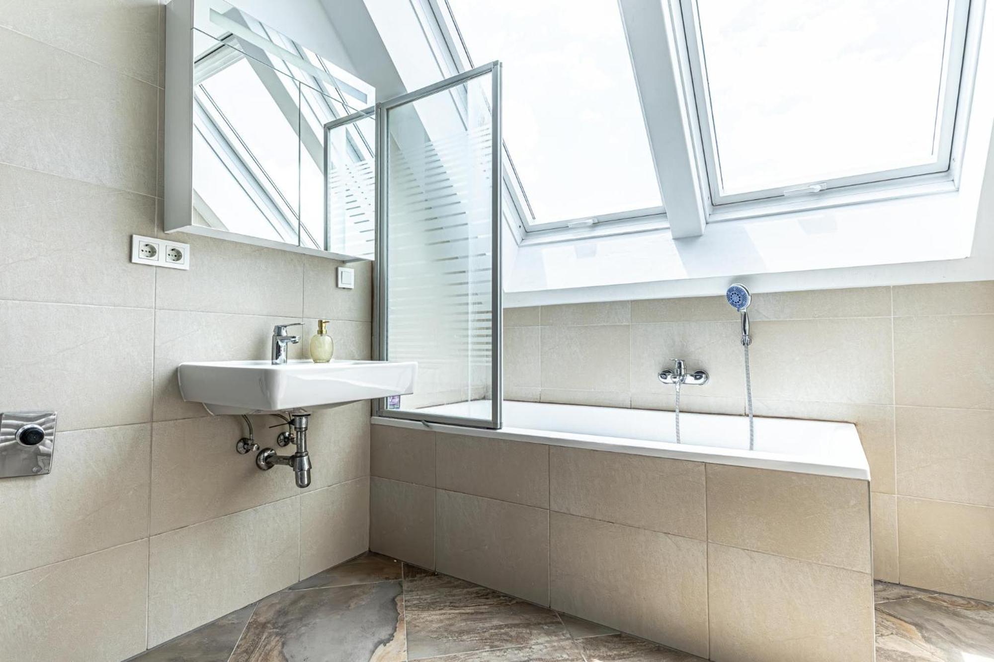 Luxury 3br And1 Lr In The Heart Of Apartment