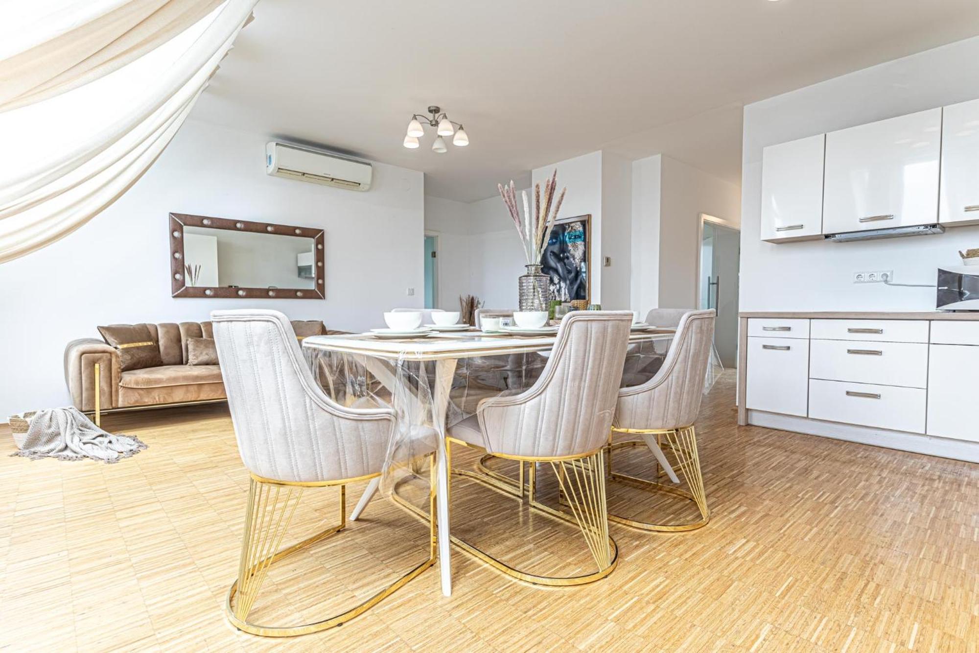 Apartment Luxury 3br And1 Lr In The Heart Of