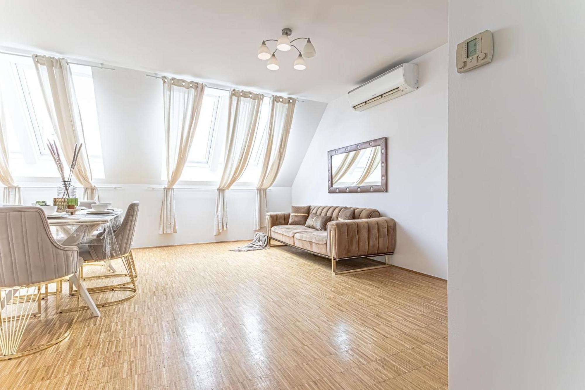 Luxury 3br And1 Lr In The Heart Of Apartment