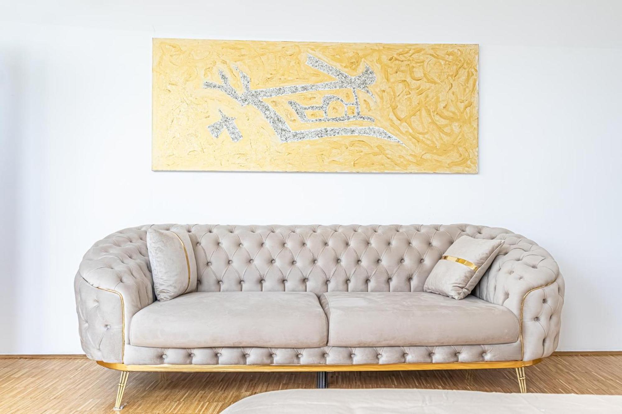 Luxury 3br And1 Lr In The Heart Of Apartment
