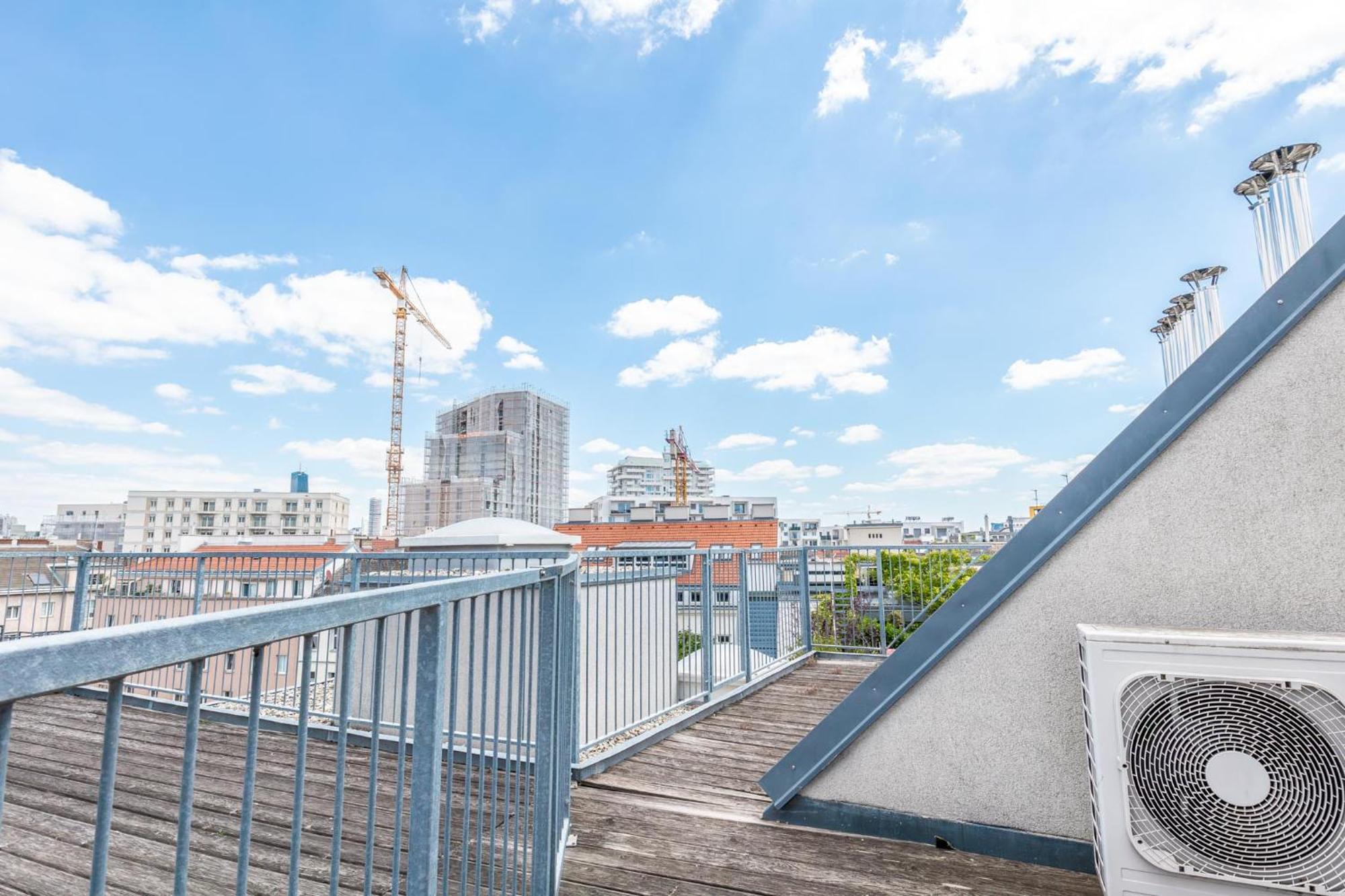 Luxury 3br And1 Lr In The Heart Of Apartment *