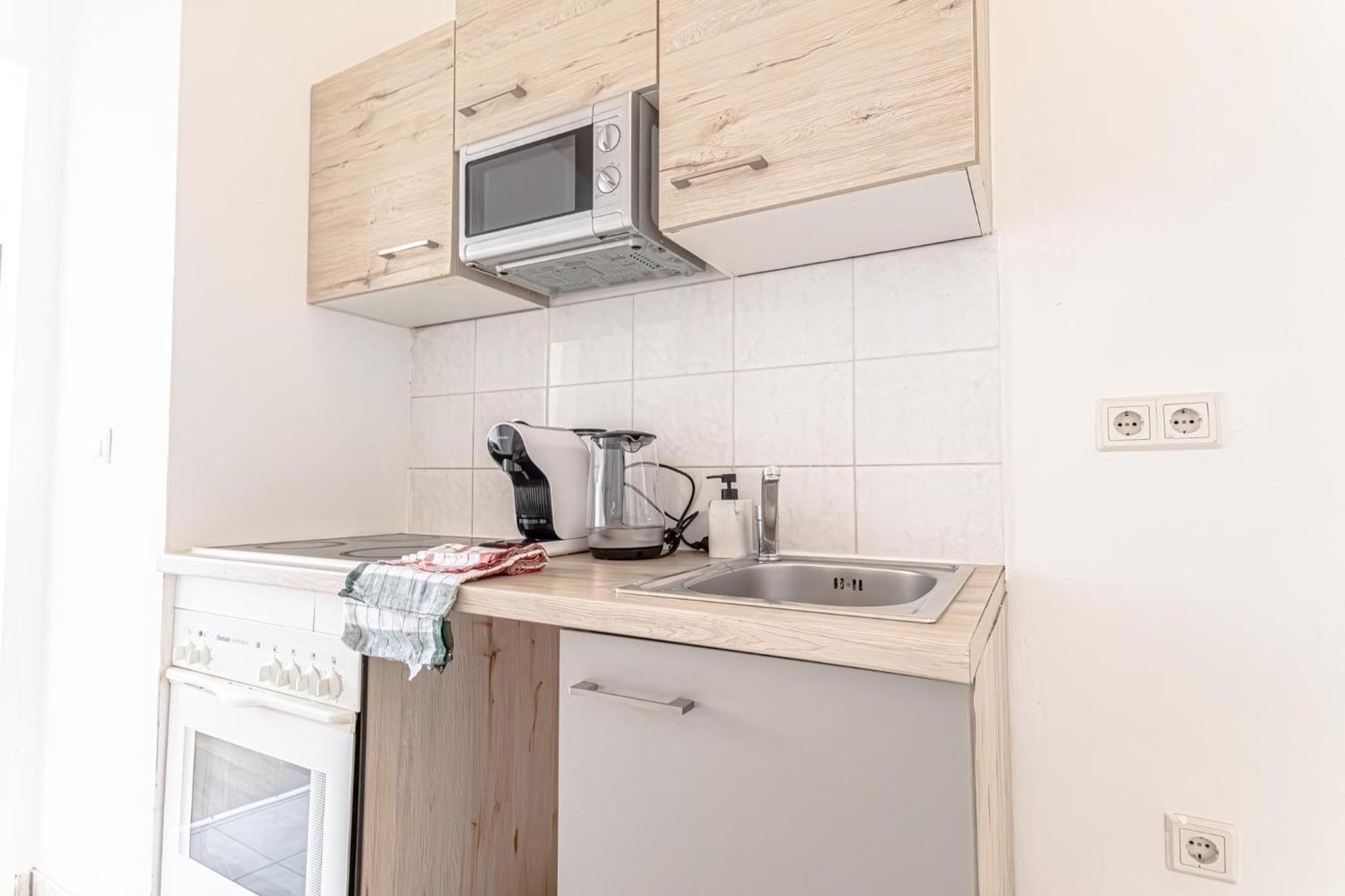 Explore 2br And 1lr Retreat Near Westbahnhof Apartment