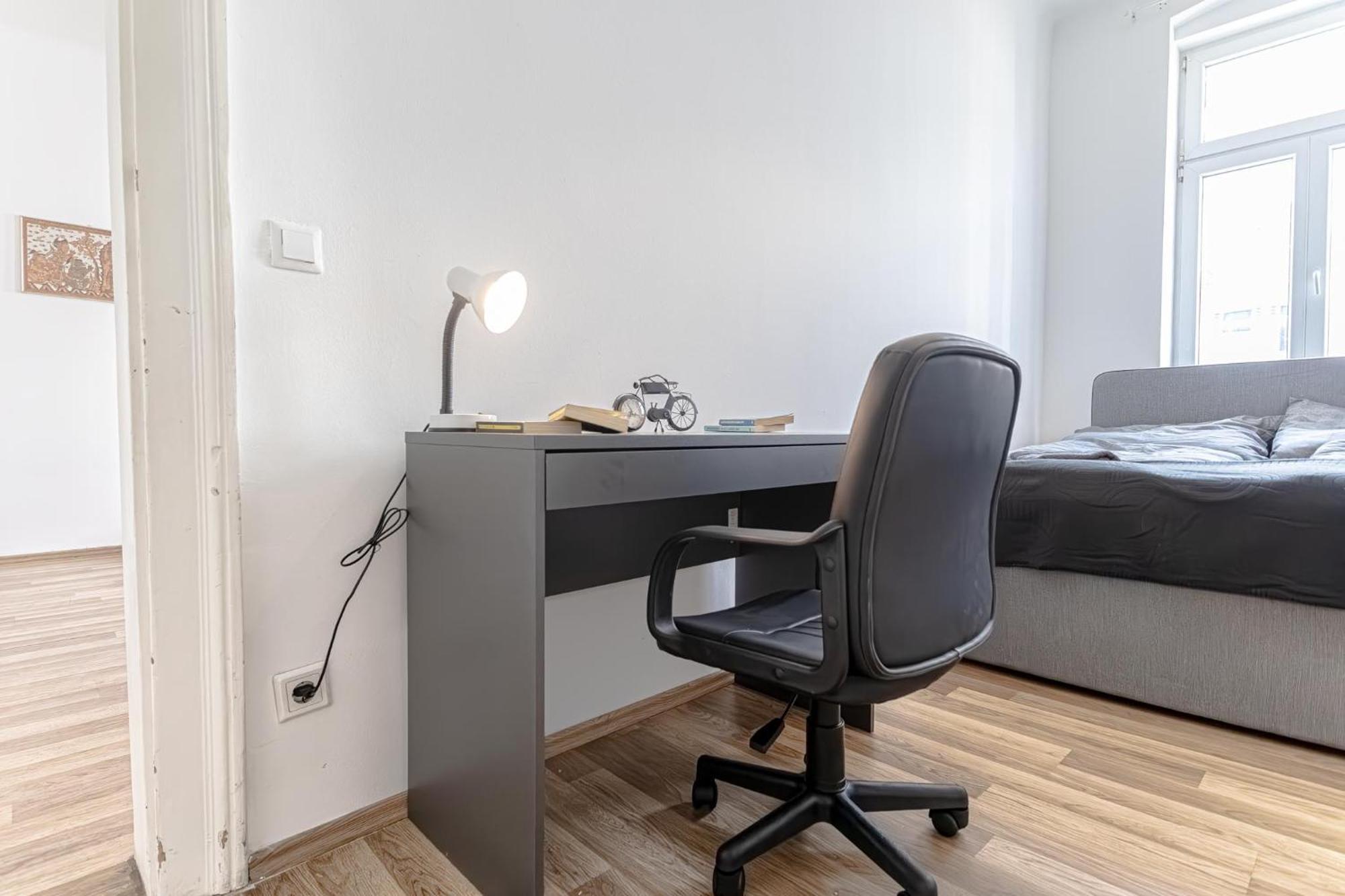 Explore 2br And 1lr Retreat Near Westbahnhof Apartment *