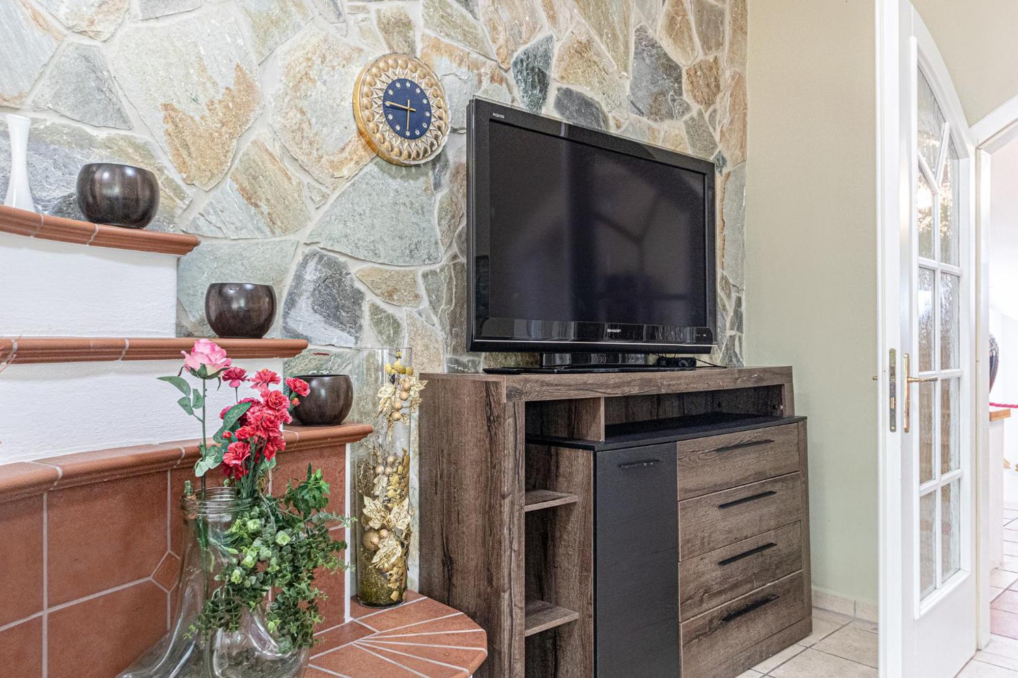 Exquisite In Shared With Garden & Parking Apartment *