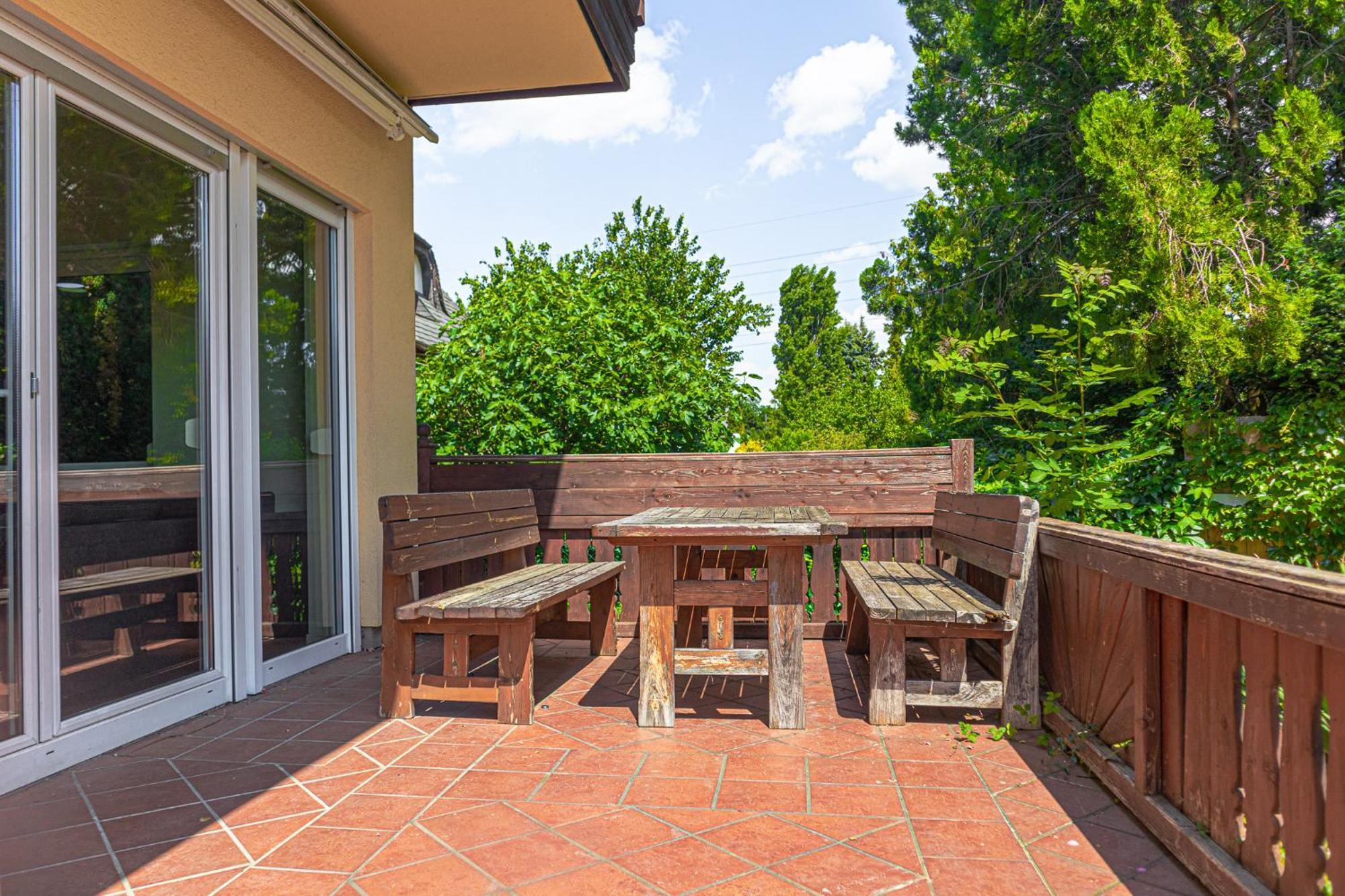 Exquisite In Shared With Garden & Parking Apartment