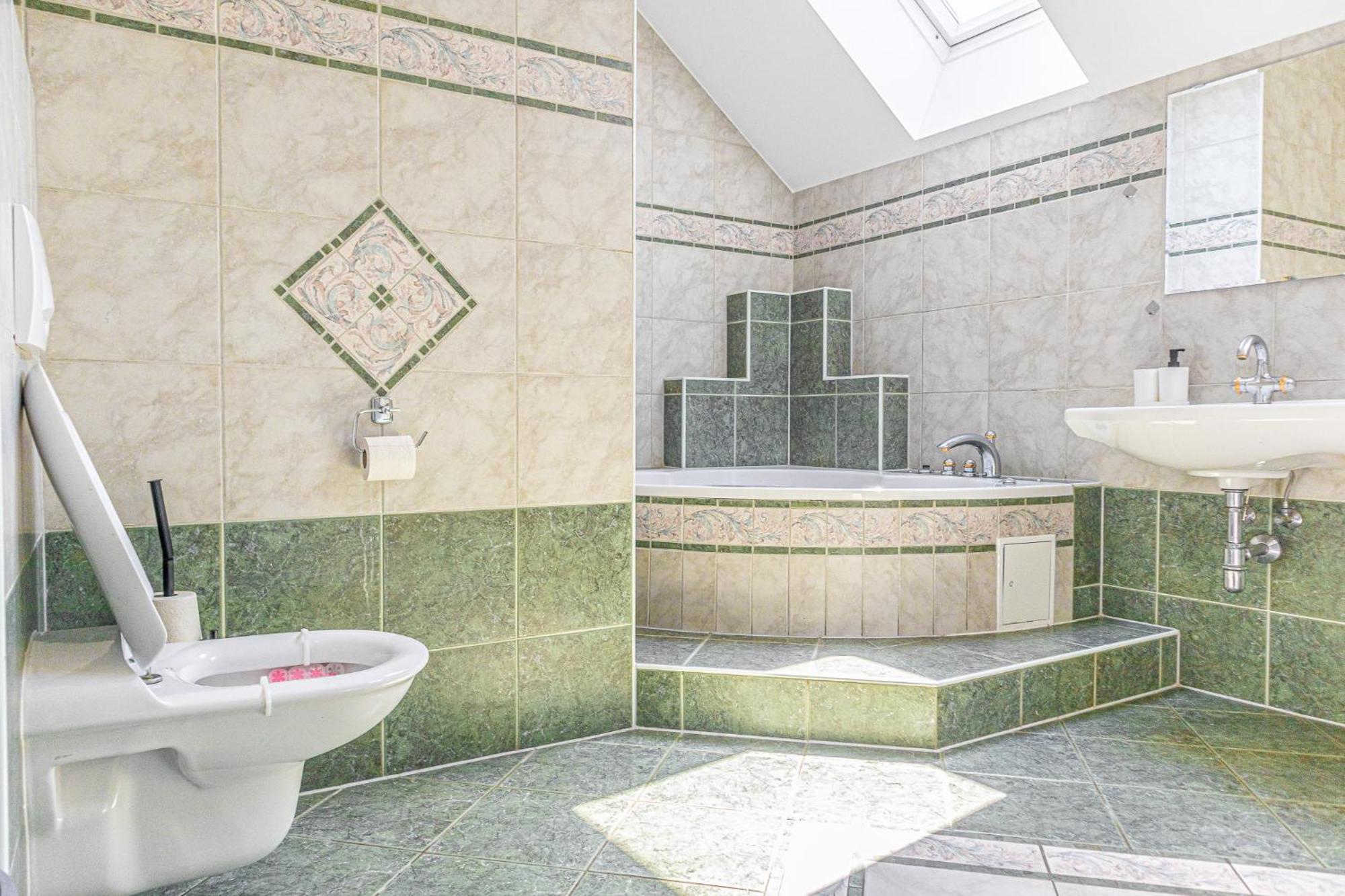 Exquisite In Shared With Garden & Parking