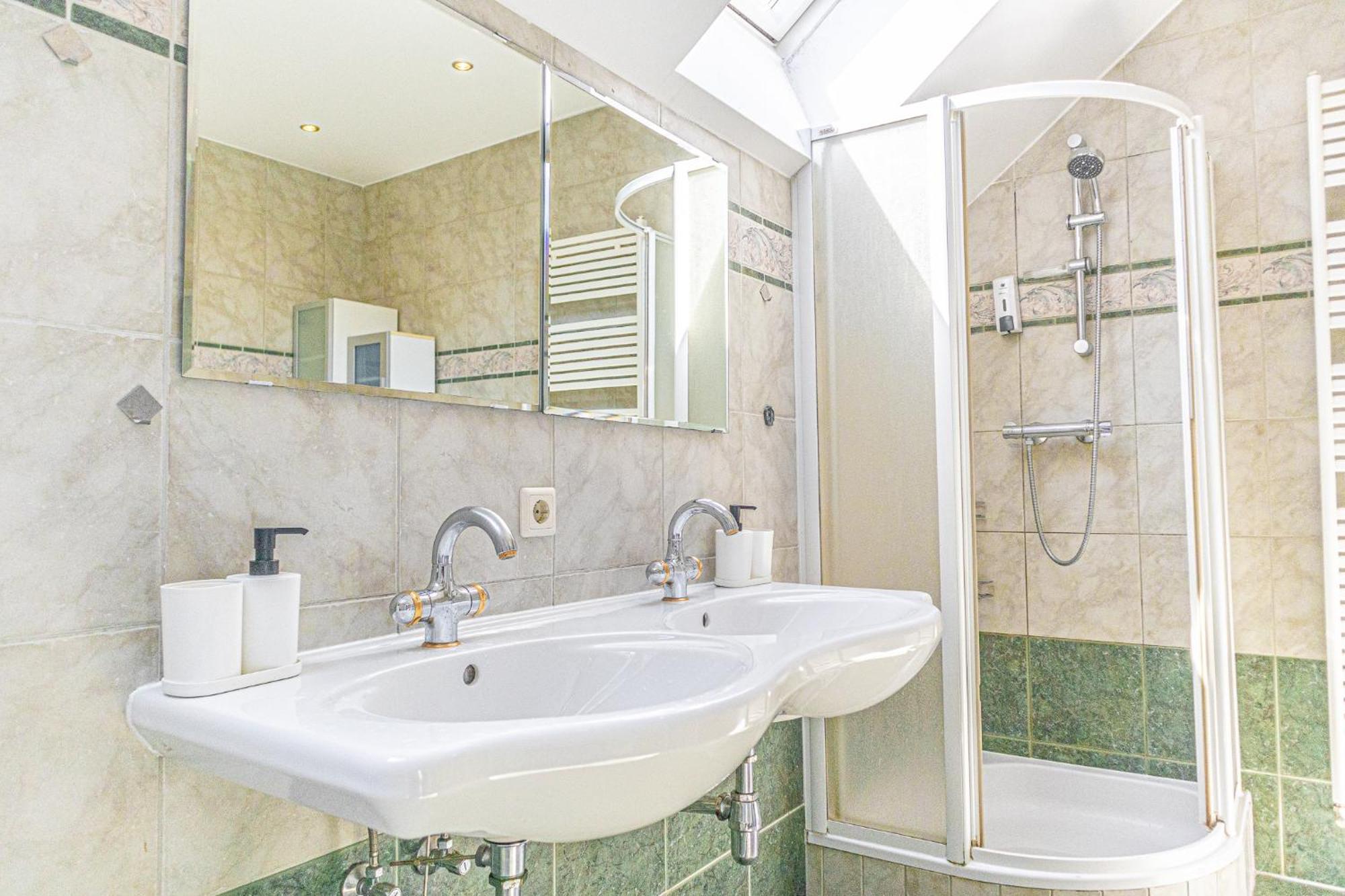 Exquisite In Shared With Garden & Parking *