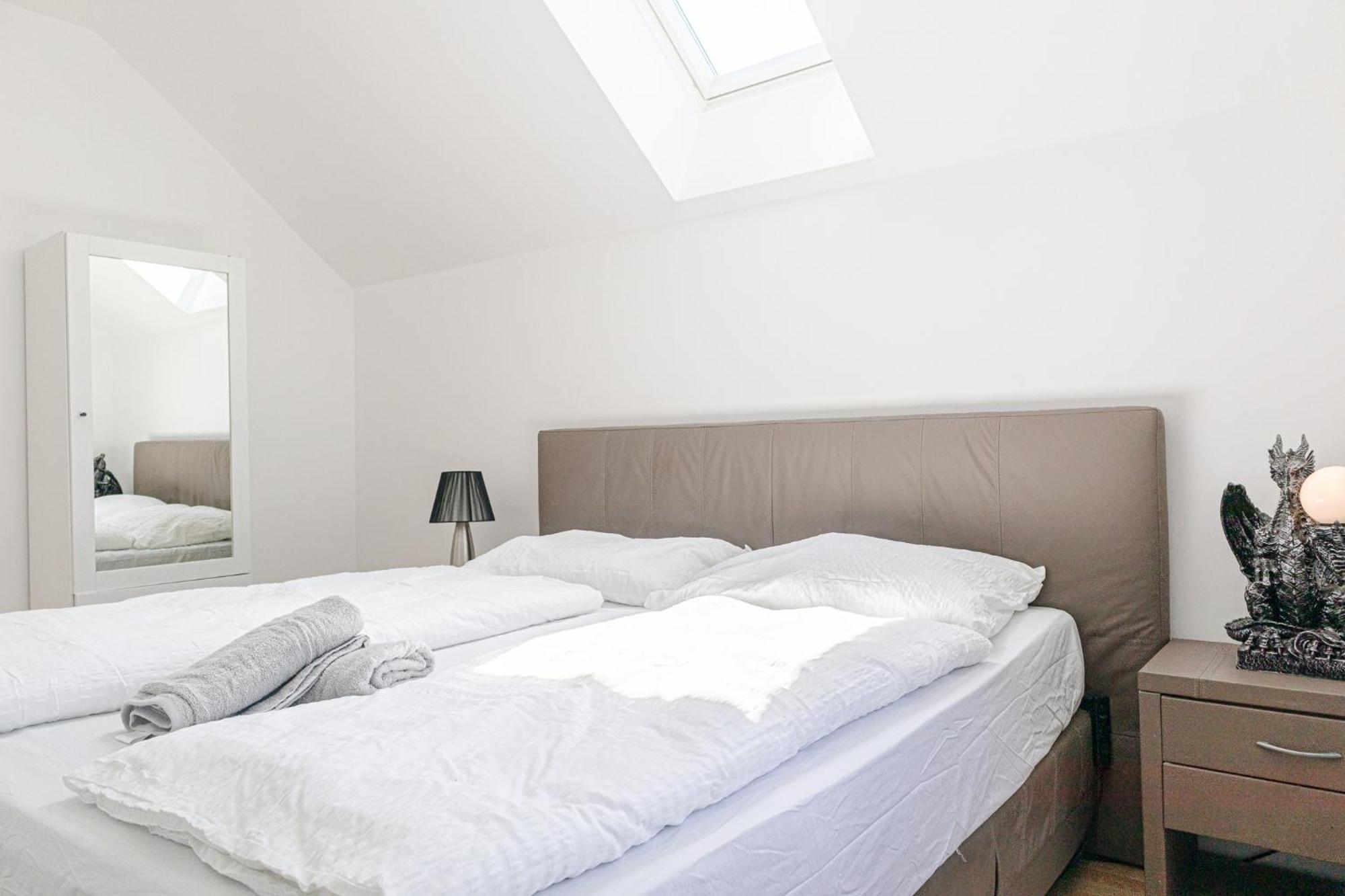 Exquisite In Shared With Garden & Parking *