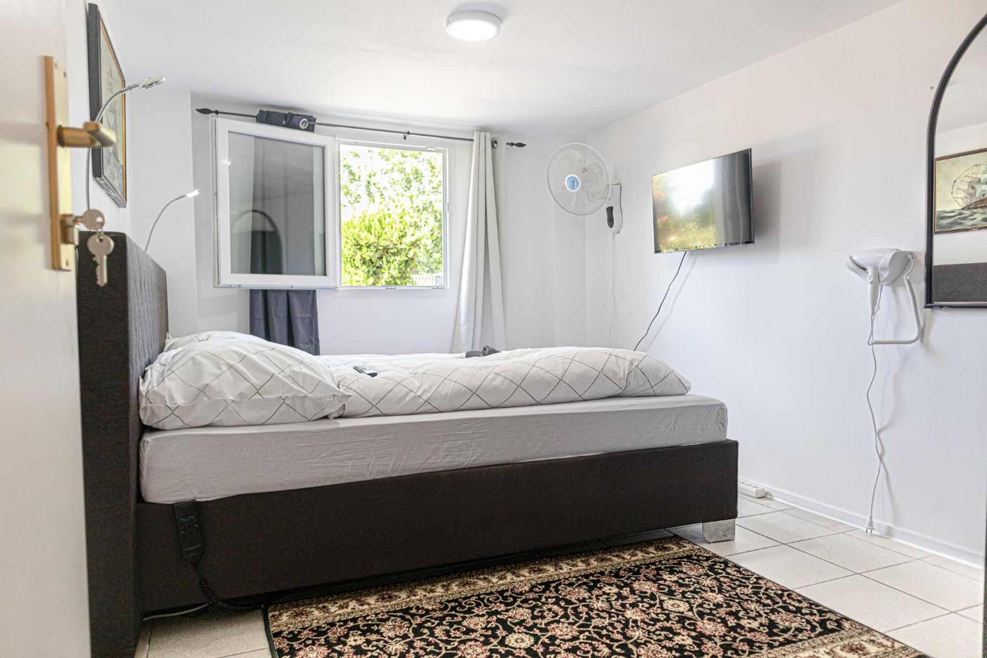 Exquisite In Shared With Garden & Parking