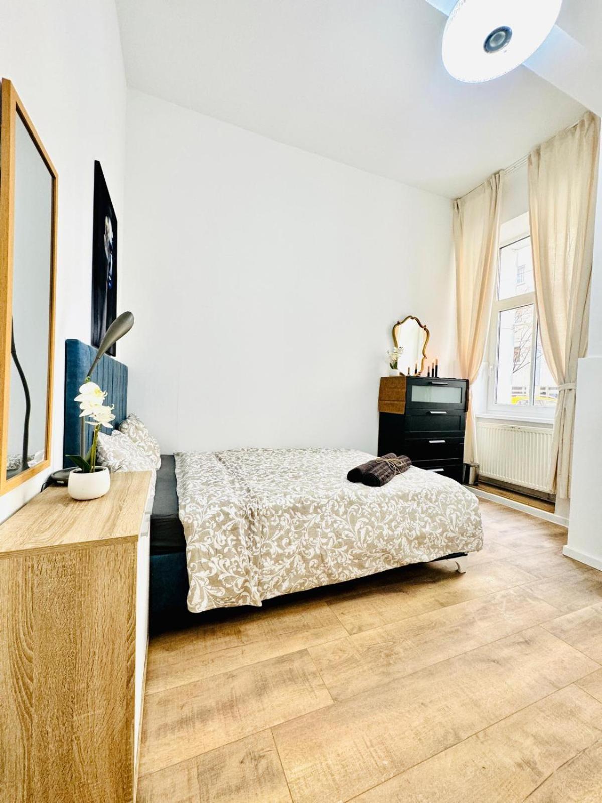 Comfortable 5br Shared 10 Minute Walk To Matzleinsdorfer Platz Apartment *