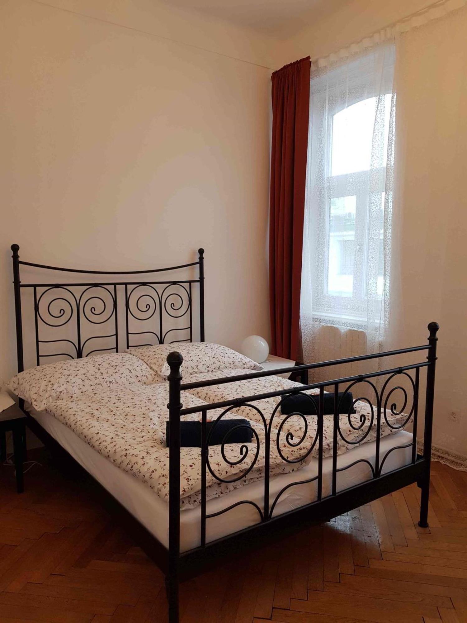 Grosse Helle Altbauwohnung Vienna