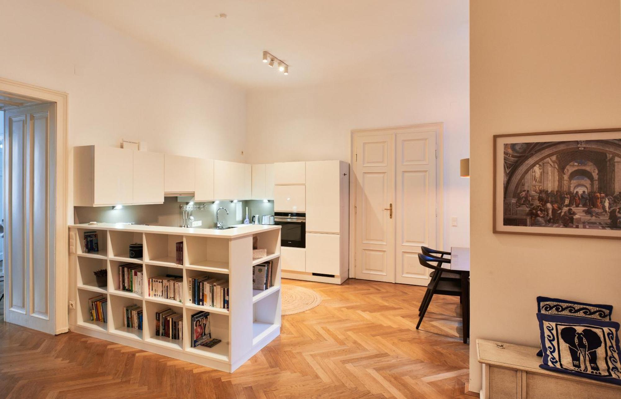 Spacious & Elegant, Ideal Location * Vienna