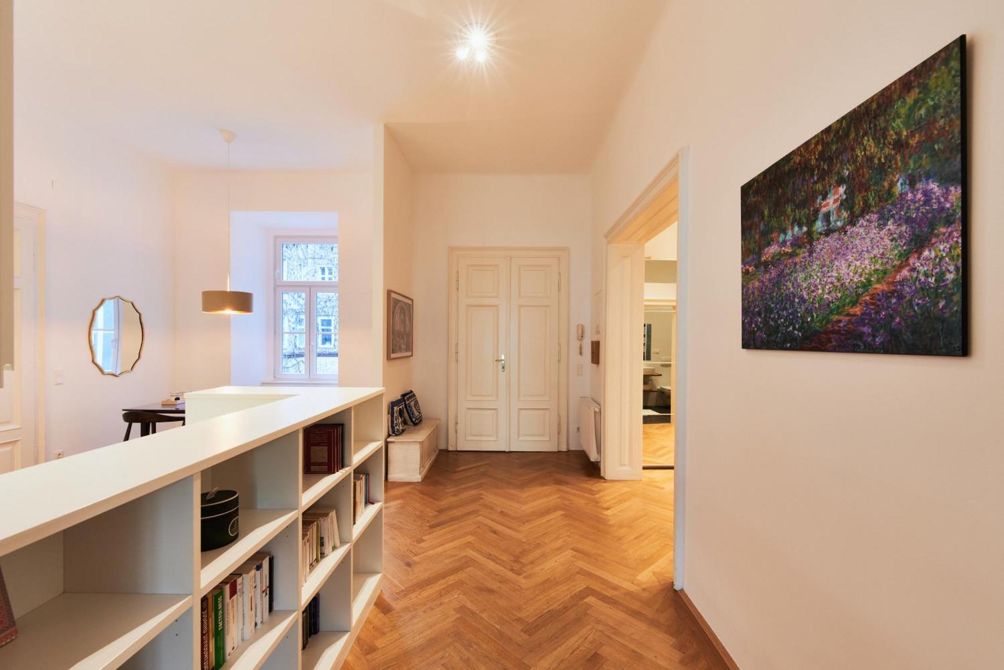 Spacious & Elegant, Ideal Location Apartment Vienna
