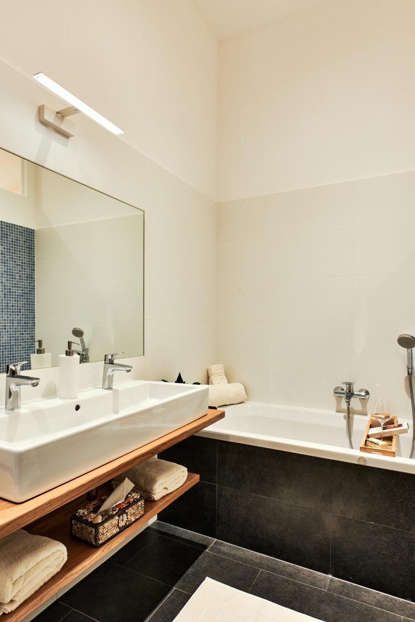 Spacious & Elegant, Ideal Location Apartment Vienna