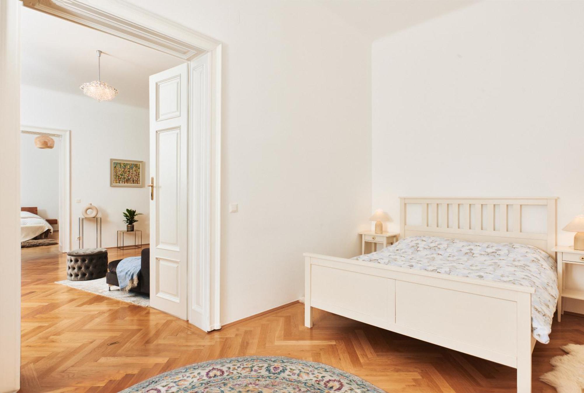 Spacious & Elegant, Ideal Location Apartment Vienna
