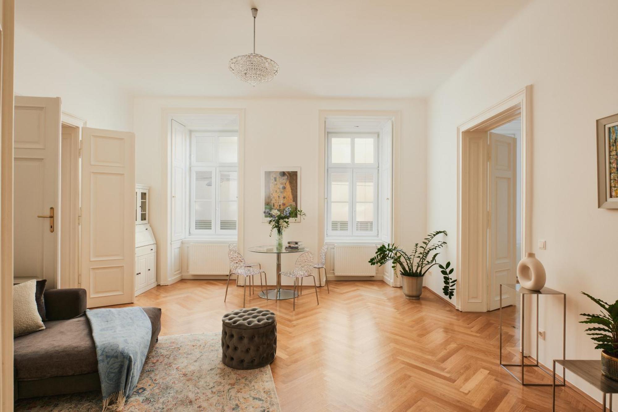 Spacious & Elegant, Ideal Location Apartment Vienna