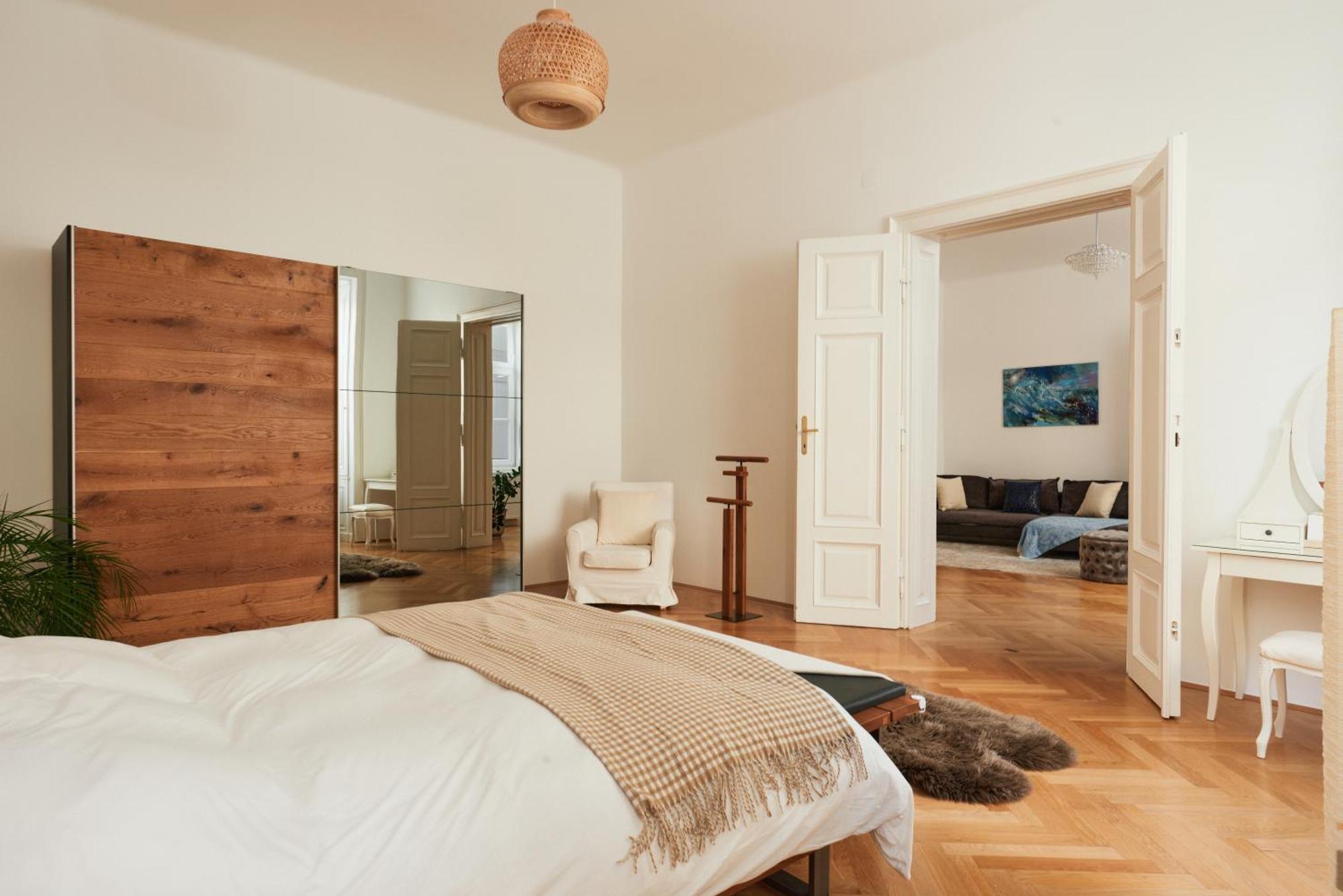 Spacious & Elegant, Ideal Location Apartment Vienna
