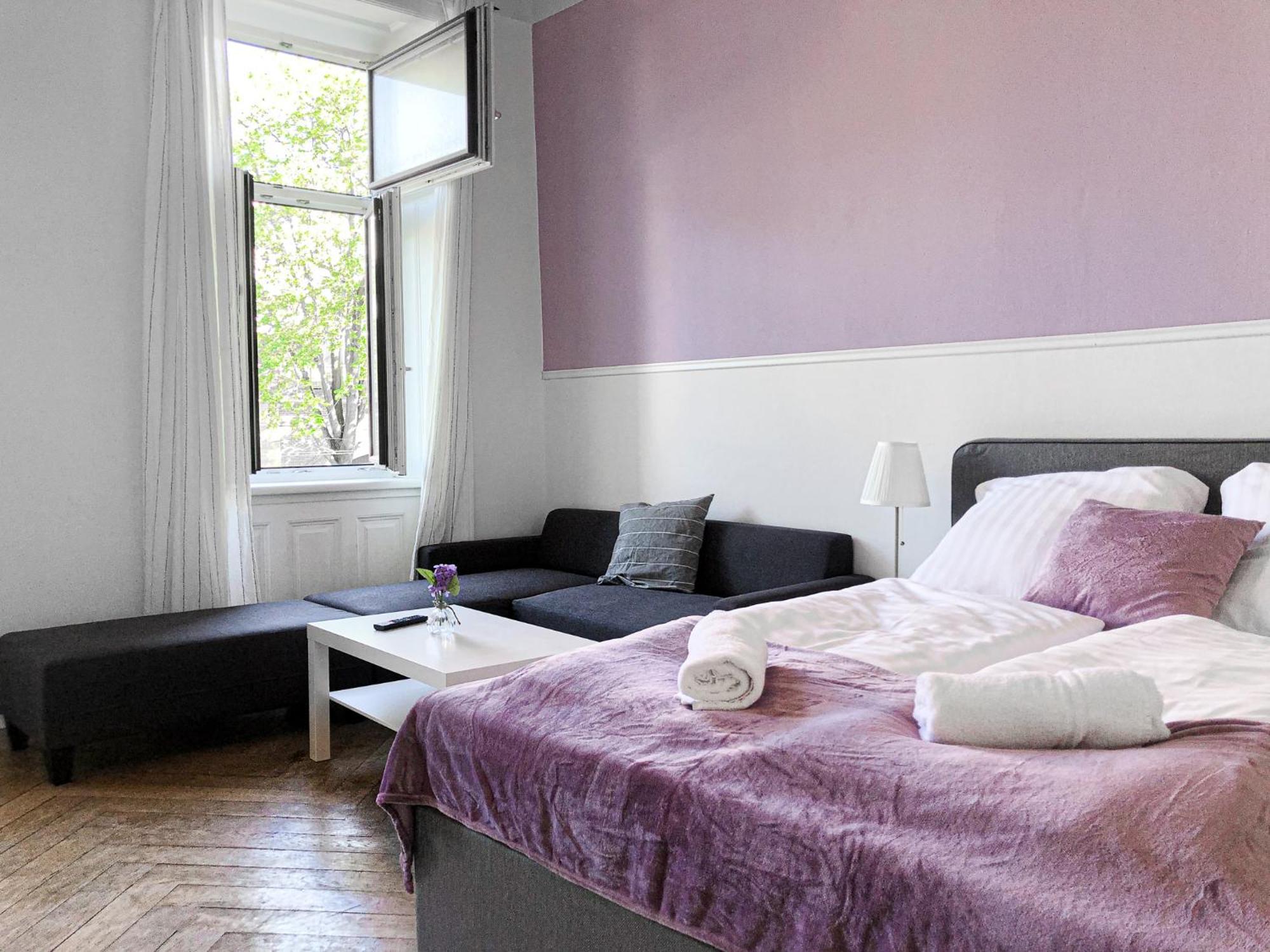 Vibrant 3br Near Akh Hospital - Perfect For Groups *