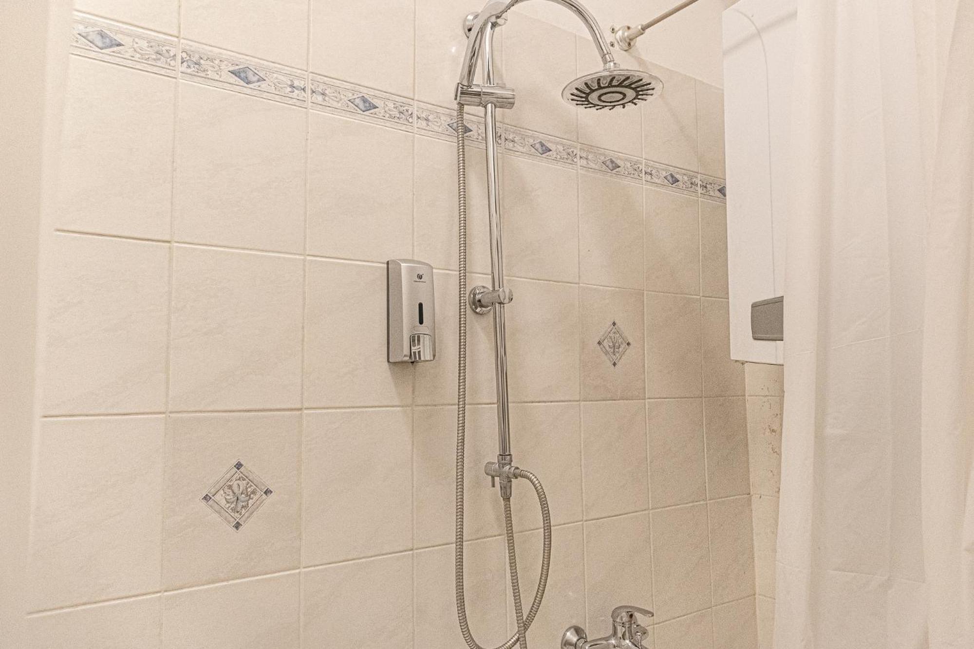 Vibrant 3br Near Akh Hospital - Perfect For Groups * Vienna