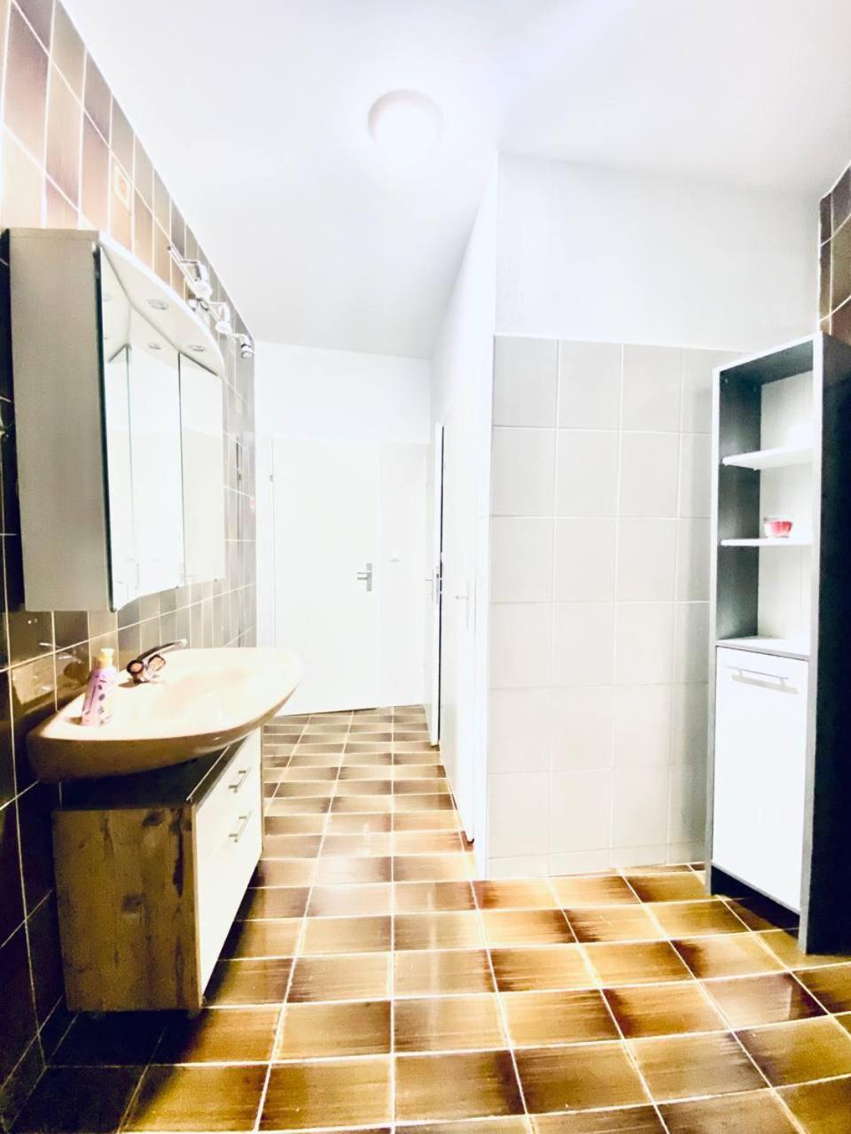 Spacious 4-bedroom Shared For Big Groups Apartment