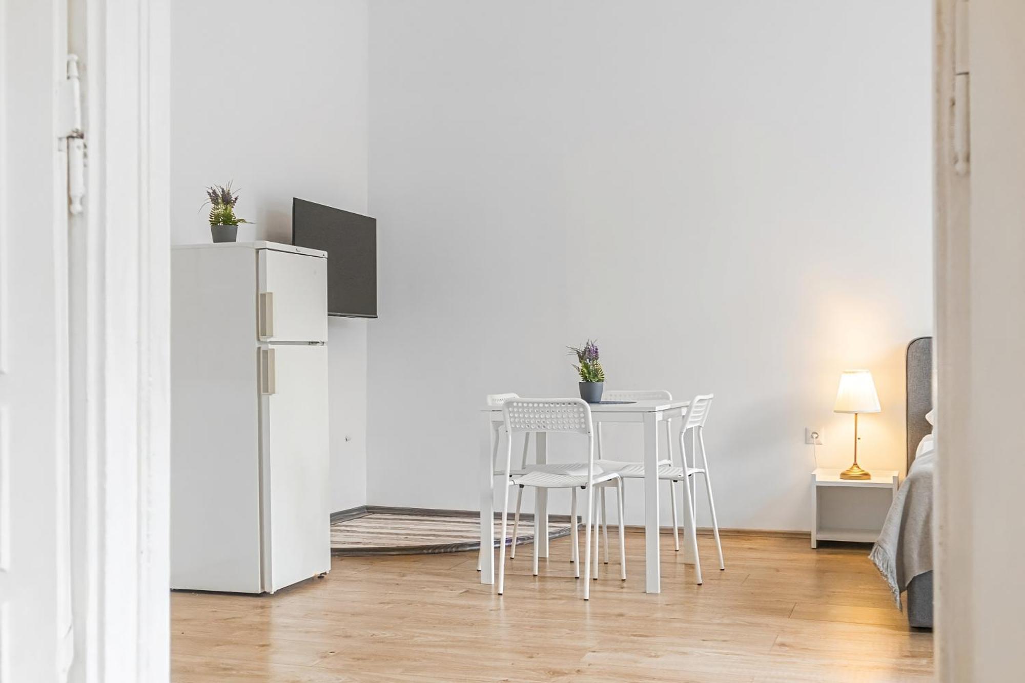 Attractive 2 Bedroom Apt. Near Akh Ideal For All * Wien