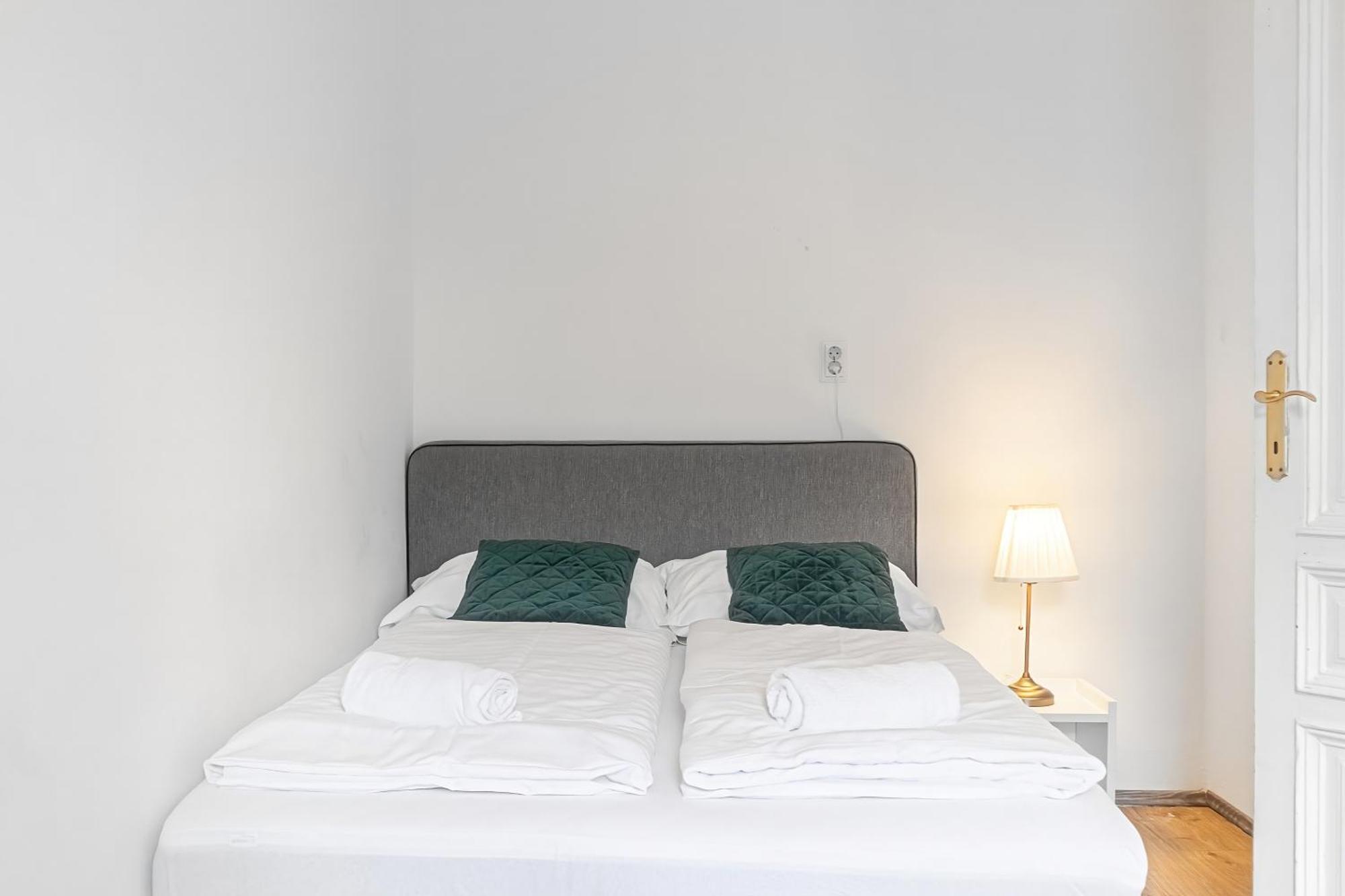 Attractive 2 Bedroom Apt. Near Akh Ideal For All